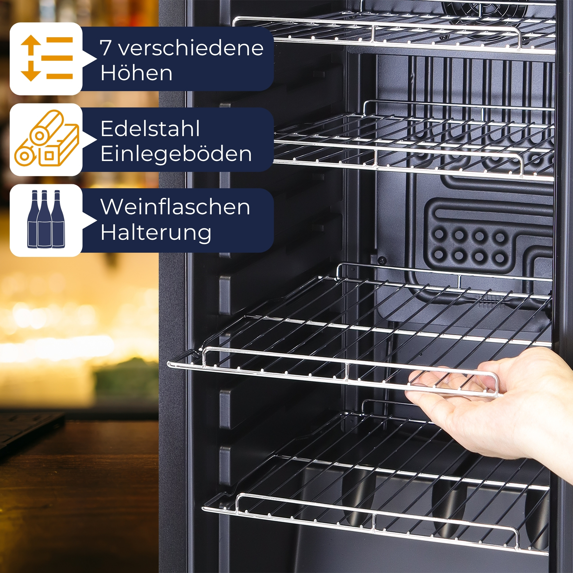Innenansicht eines Weinkühlers. Zeigt Regale, Flaschen und eine Hand, die ein Regal zieht.