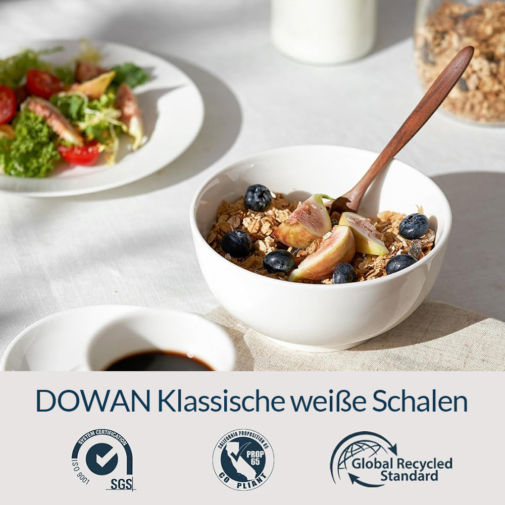 Una ciotola di granola, fichi e mirtilli. Un cucchiaio di legno è vicino. Il testo 'DOWAN Klassische weiße Schalen'.