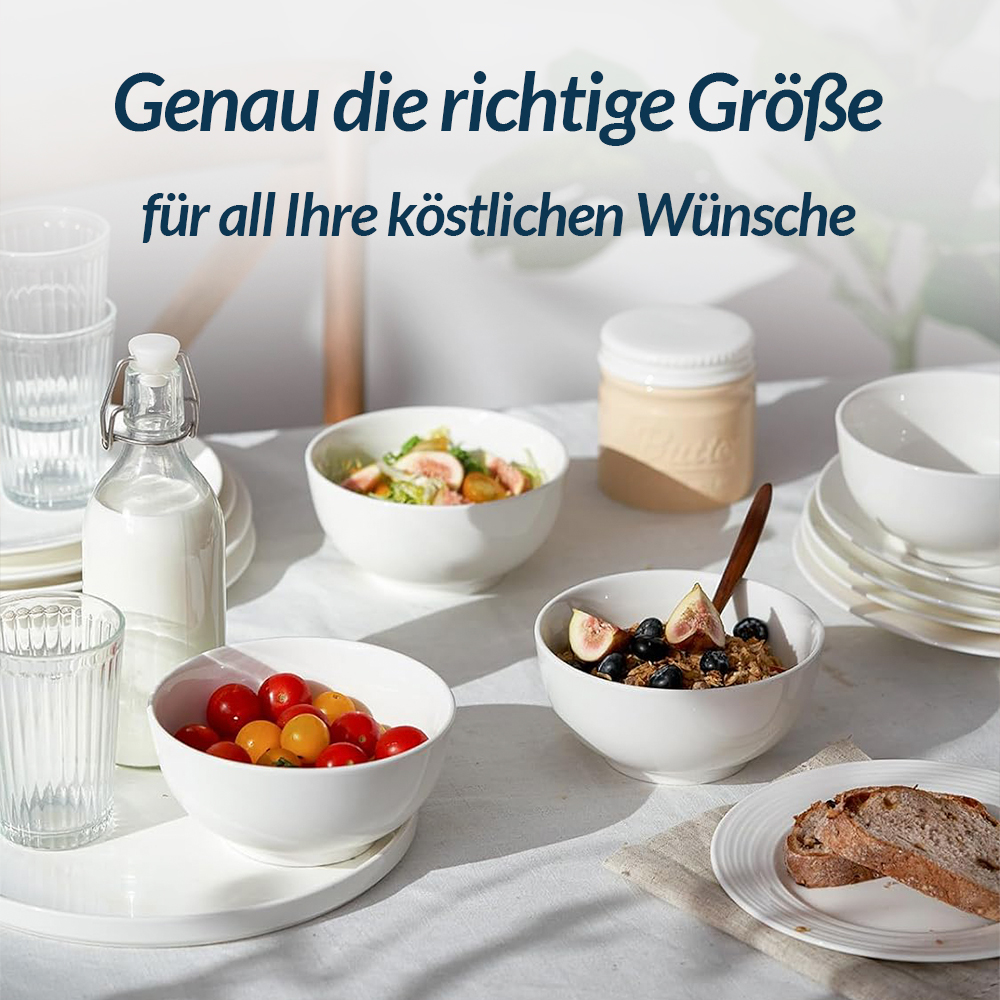 Un tavolo con ciotole di cibo, bottiglia di latte, bicchieri e testo in tedesco: Genau die richtige Größe.