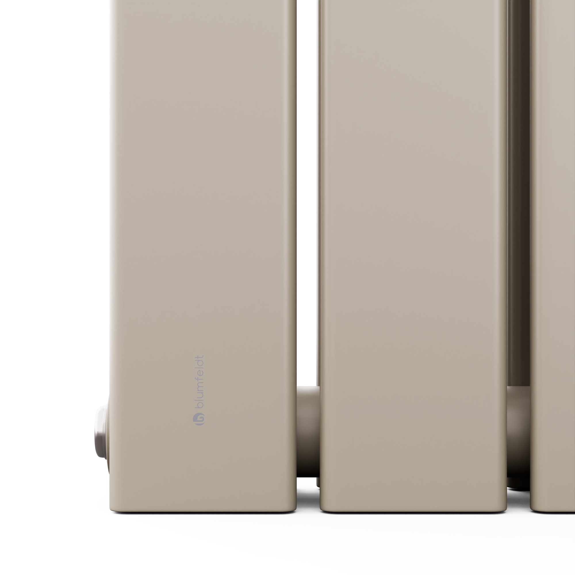 Primo piano di un radiatore verticale, beige, con il marchio plumfeld.