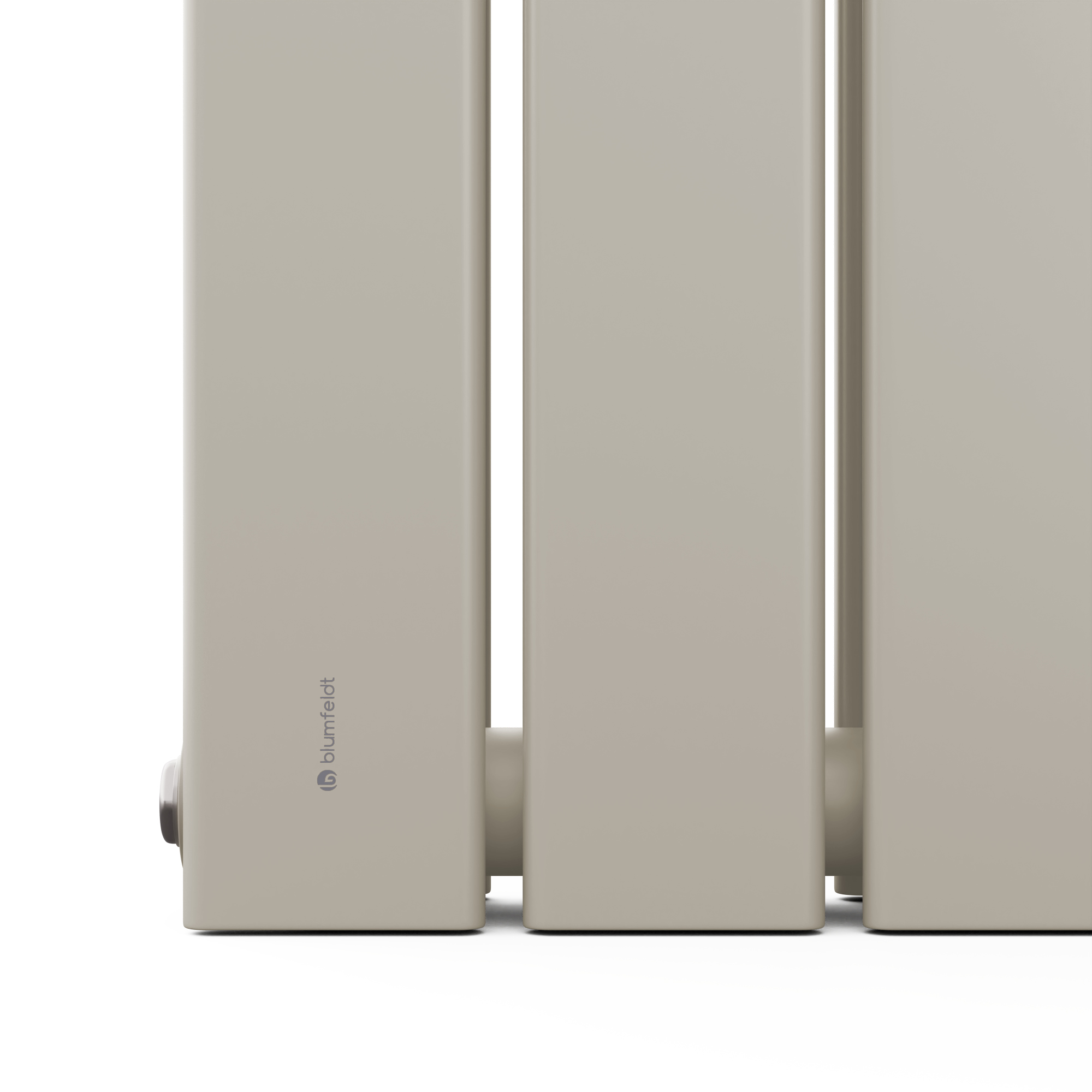 Primo piano di un radiatore beige. Il logo Blumfeldt è visibile. Il radiatore ha un design verticale.