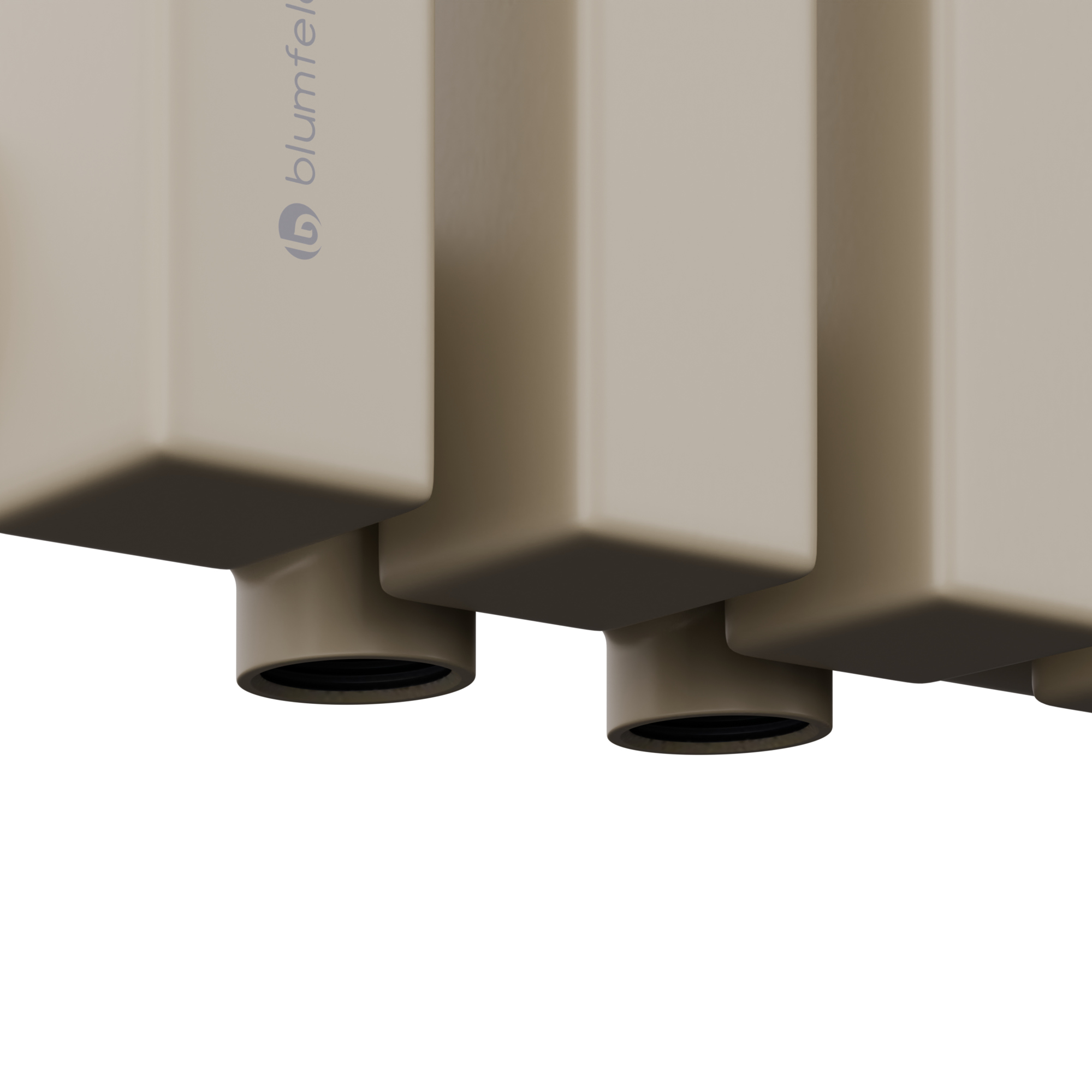 Primo piano della base del riscaldatore beige con tre sezioni verticali e prese d'aria.