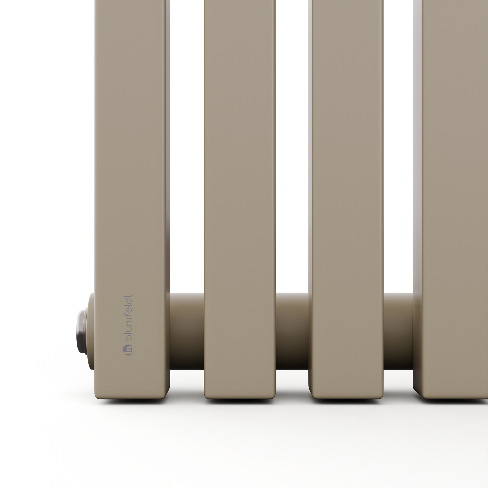 Primo piano di un riscaldatore beige con barre verticali, che mostra il logo del marchio.