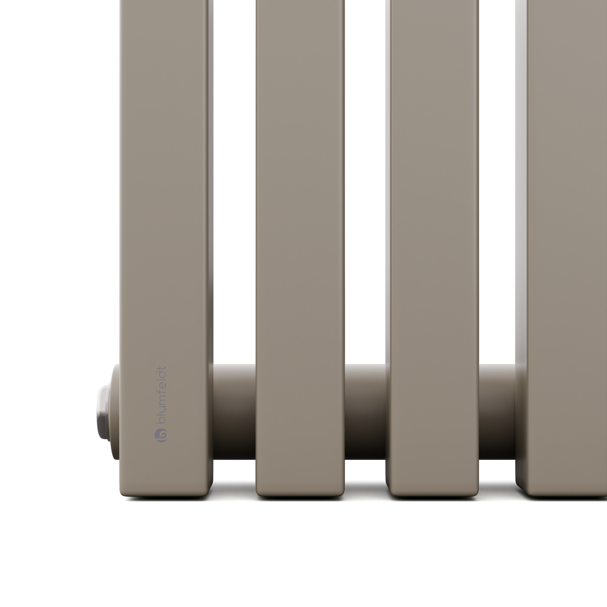 Primo piano di un elemento riscaldante rettangolare beige con barre grigie verticali e sfondo bianco.