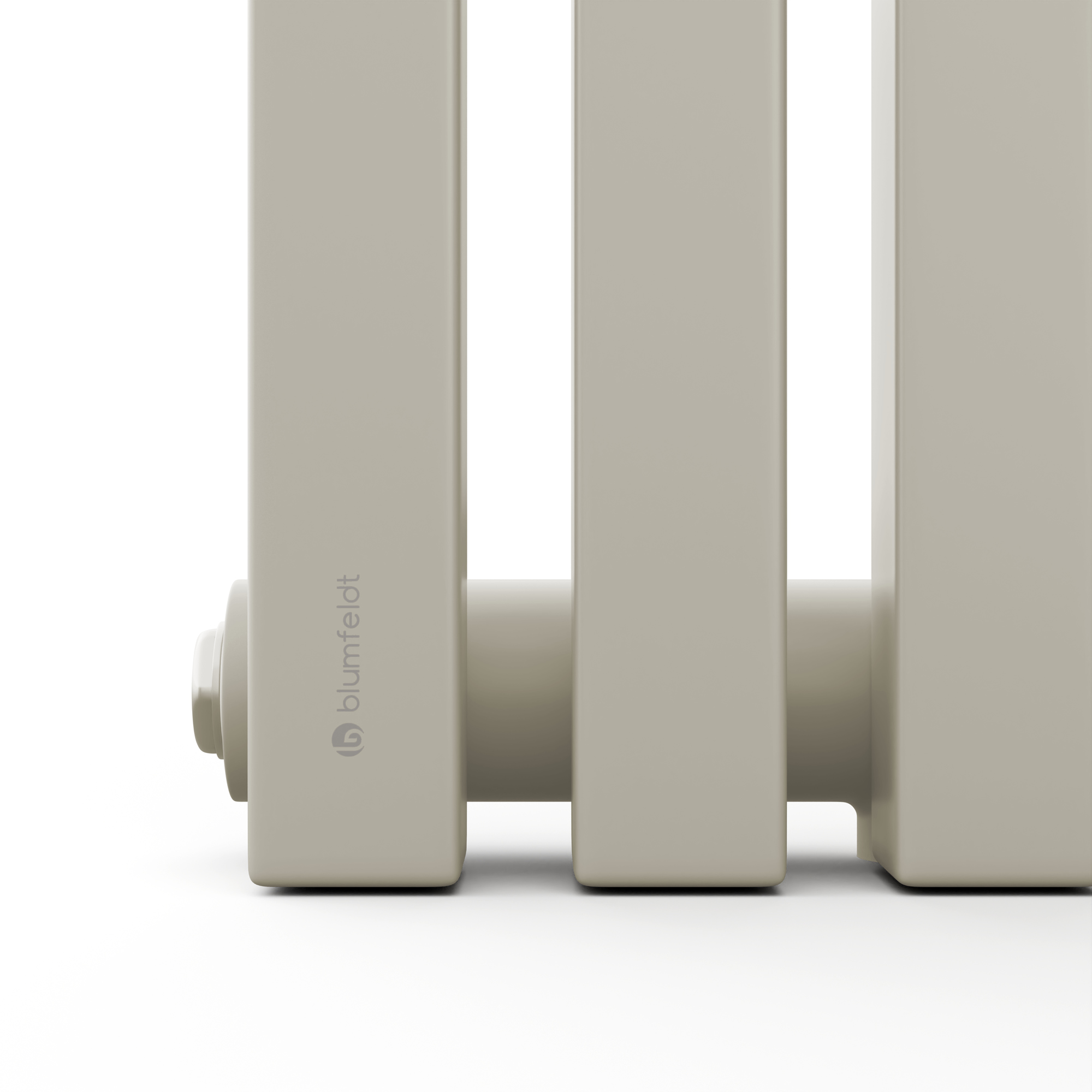 Primo piano di un elemento riscaldante rettangolare beige con barre verticali e sfondo bianco.