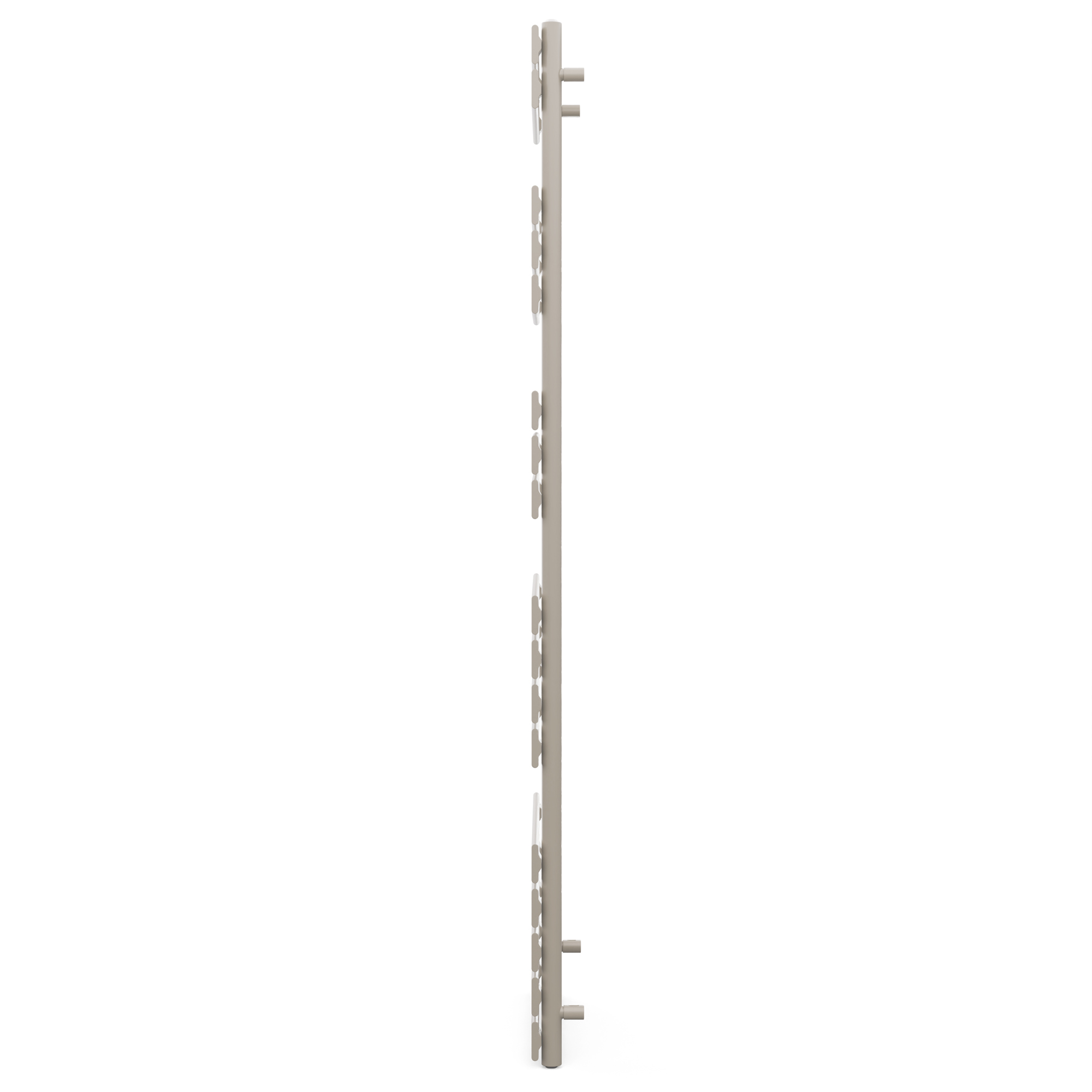 Un radiatore verticale con disegni circolari e finitura argentata. Isolato su sfondo bianco.