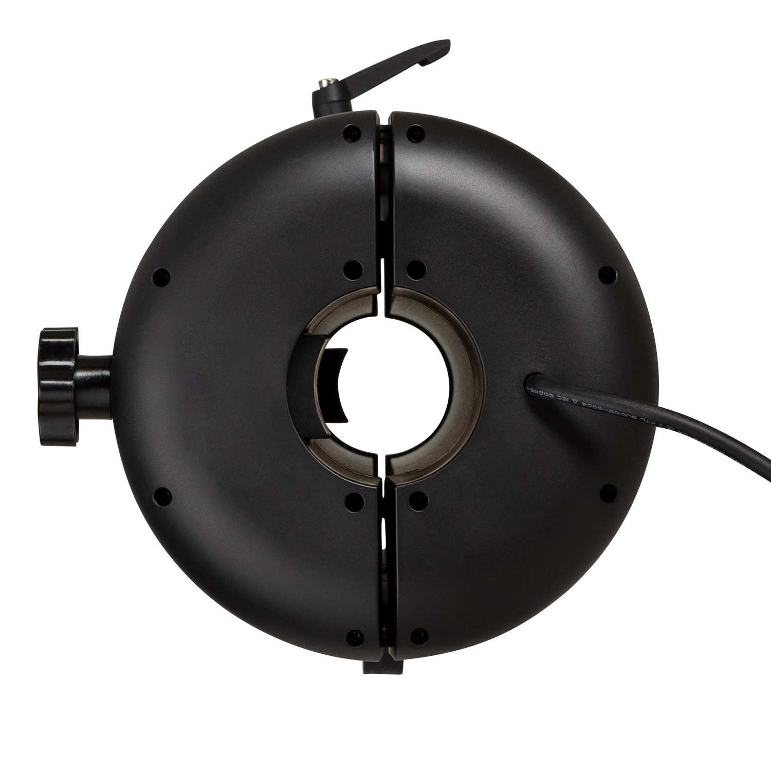 Ein schwarzes, kreisförmiges Gerät mit einer zentralen Öffnung und einem Kabel. Es hat ein klammerartiges Design.