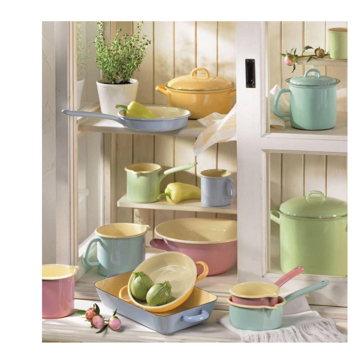 Verschiedene bunte Küchenutensilien auf Regalen. Enthält Töpfe, Pfannen und Becher in Pastellfarben. Weißer Hintergrund.