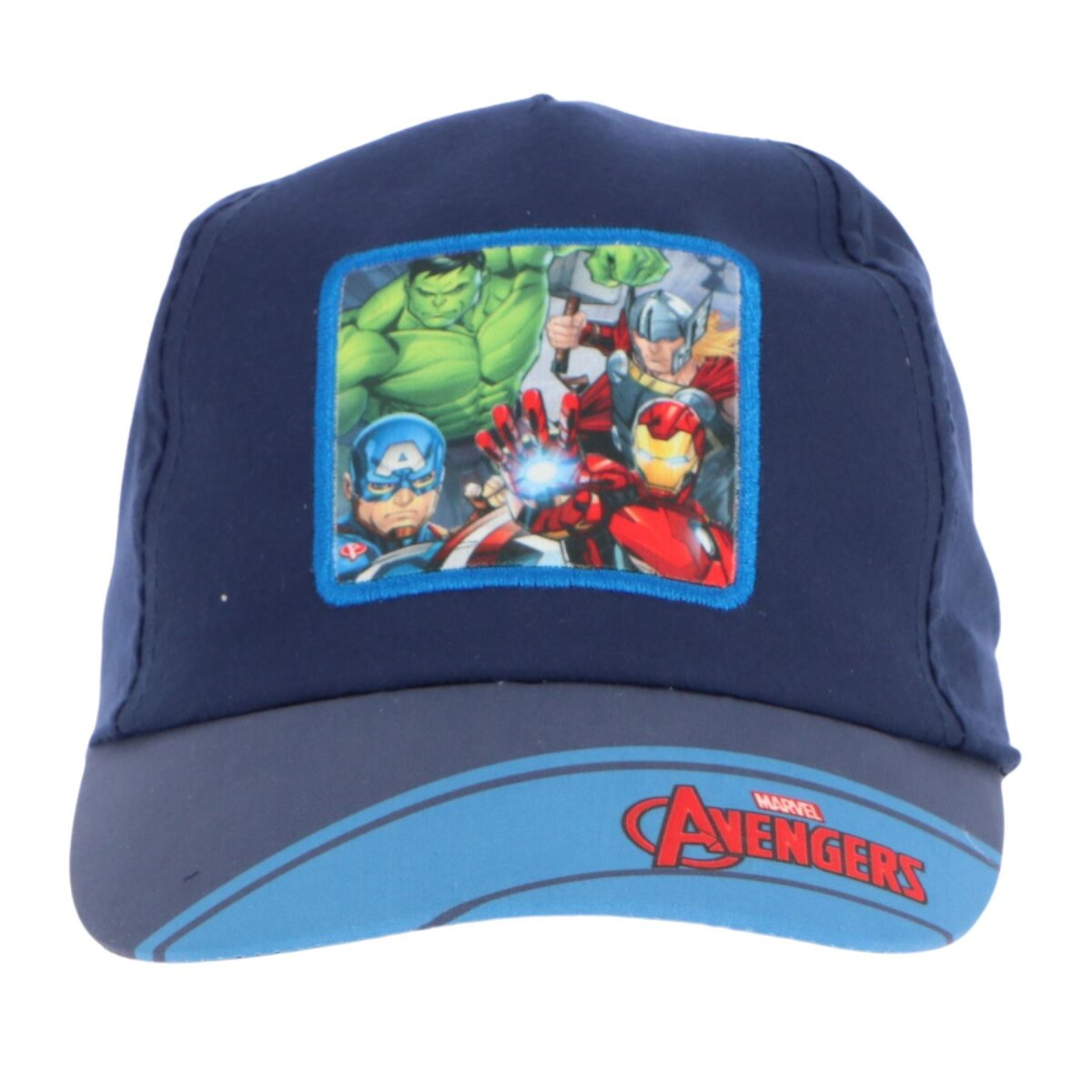 Eine blaue Baseballkappe zeigt einen quadratischen Aufnäher mit Avengers-Charakteren und eine blaue Krempe mit dem Avengers-Logo.