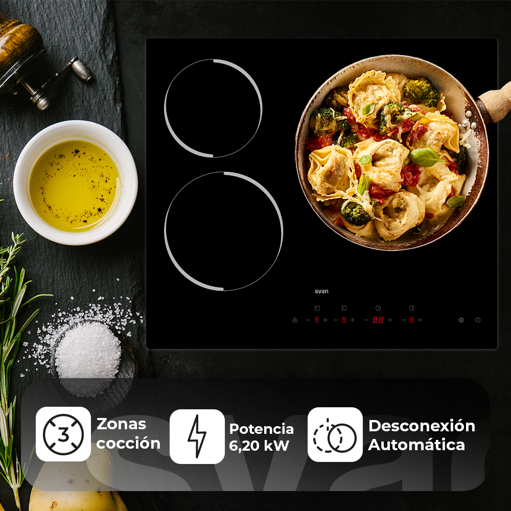Placa de inducción negra con sartén de comida e ingredientes. Incluye un cuenco de aceite y sal.