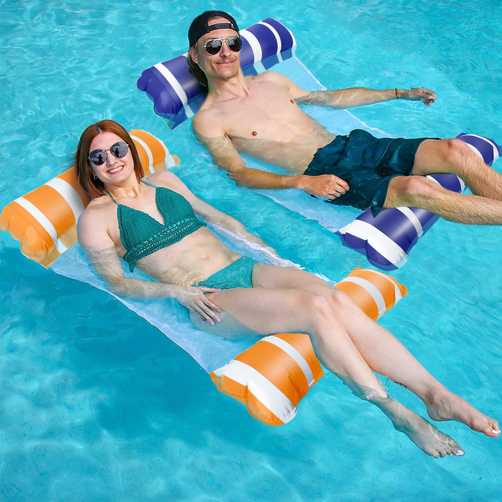 Ein Paar entspannt sich in einem Pool auf aufblasbaren Schwimmkörpern mit blauem Wasser um sie herum.