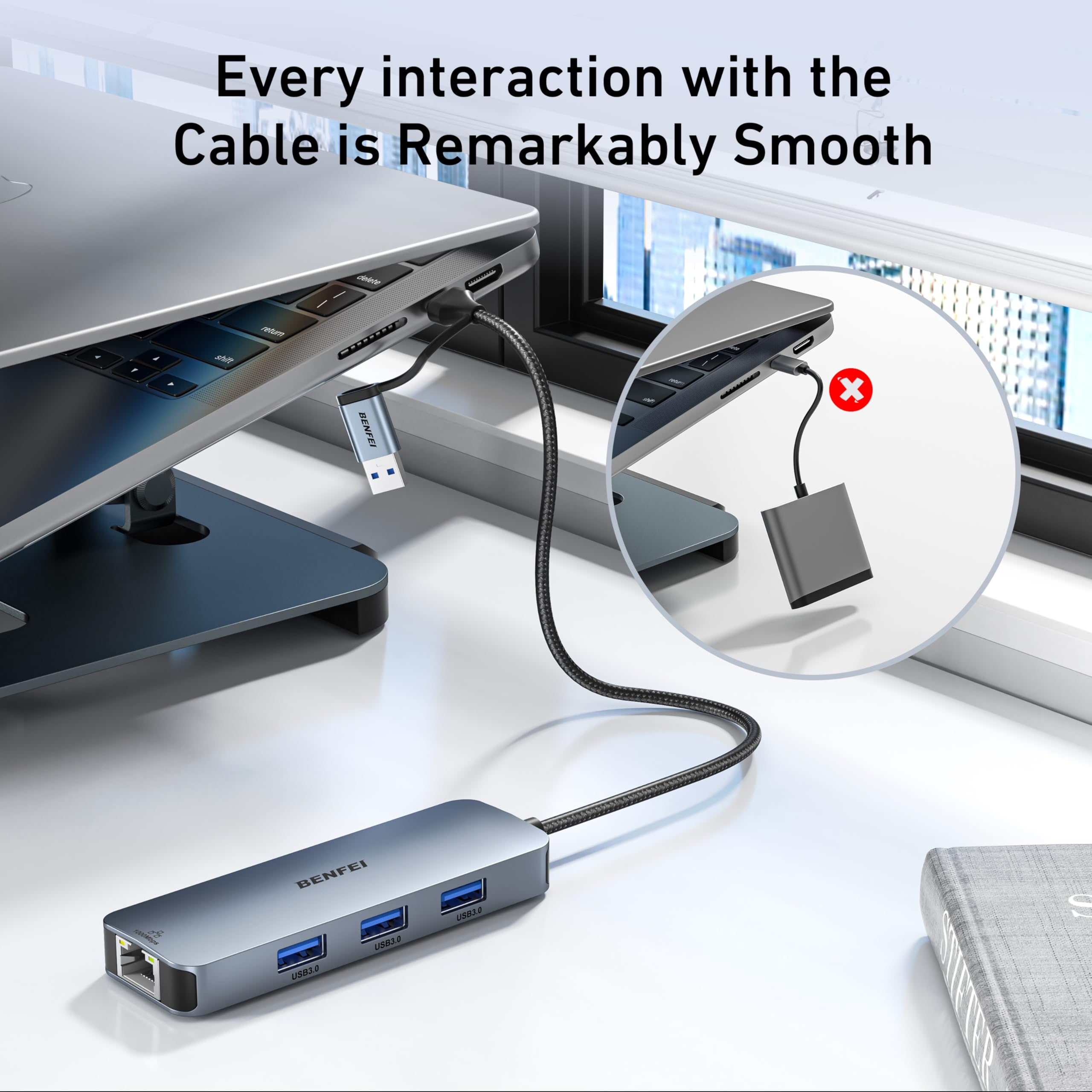 Ein Laptop, der mit einem USB-Hub verbunden ist, mit einem Kabel und einem nicht verbundenen Gerät.