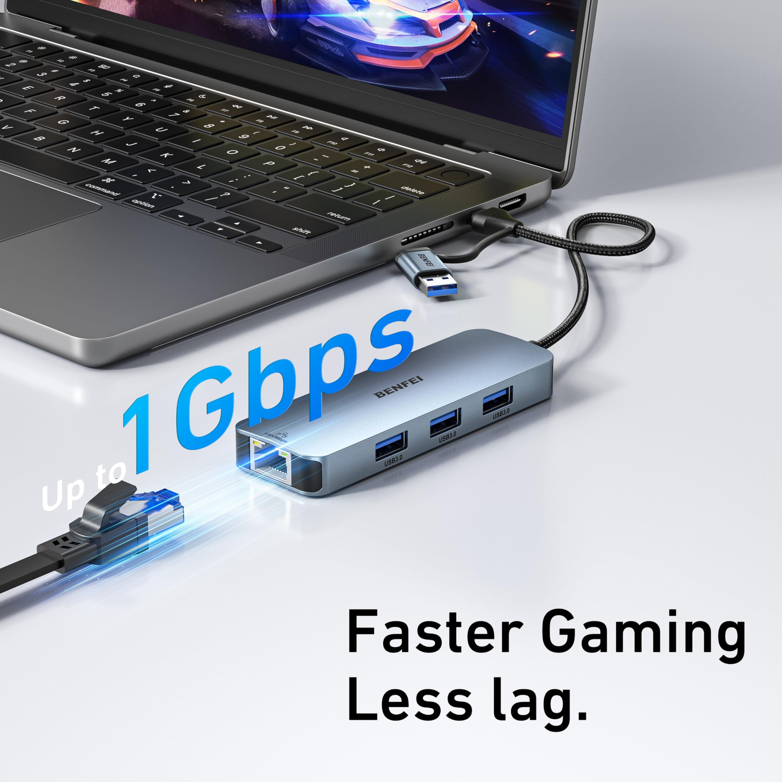 Ein Laptop ist mit einem USB-Hub verbunden. Ein Kabel ist mit einem Netzwerkanschluss verbunden. Der Text lautet: Schnelleres Gaming, weniger Verzögerung.