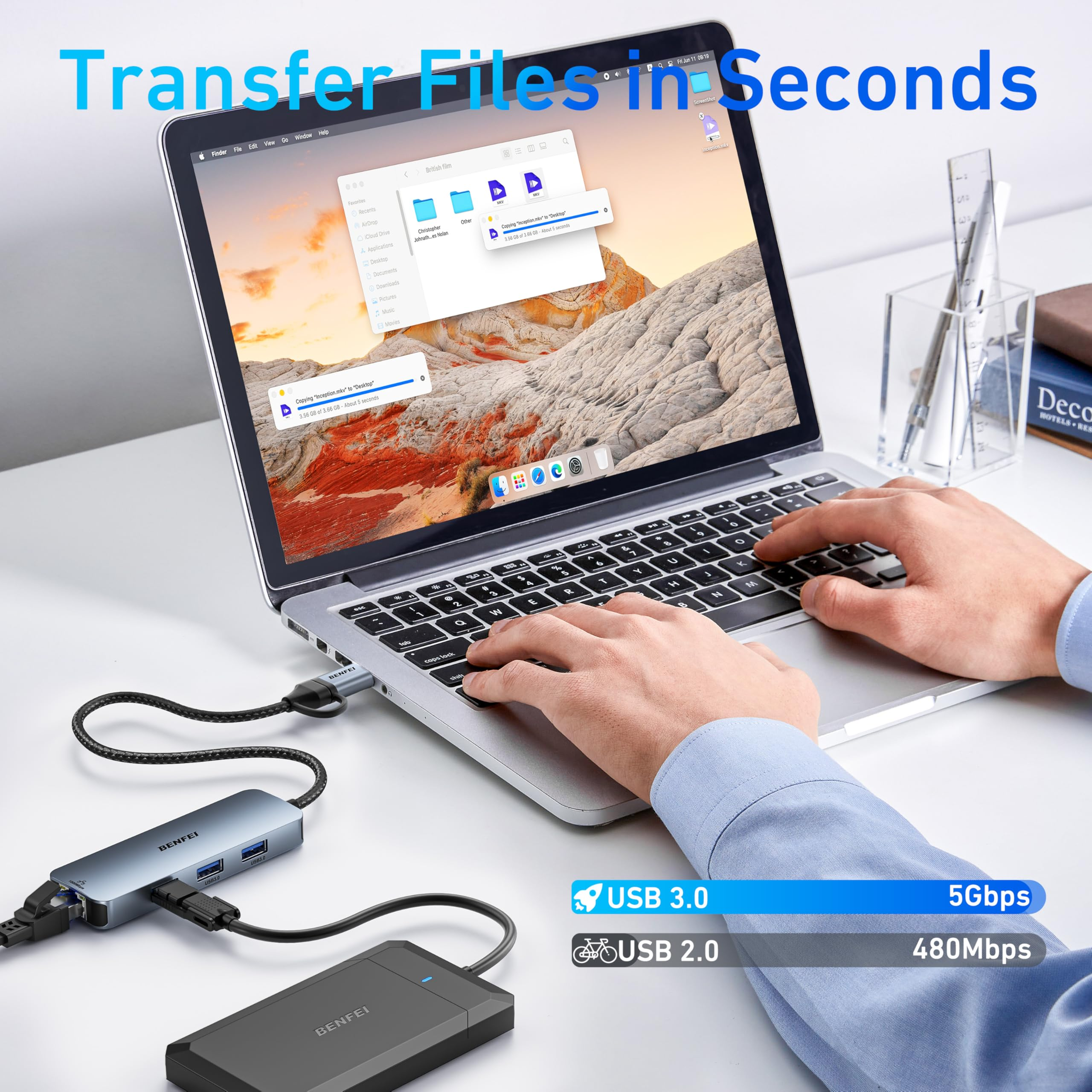 Ein Laptop, der mit einem USB-Hub verbunden ist, mit einer Festplatte und anderen Geräten.