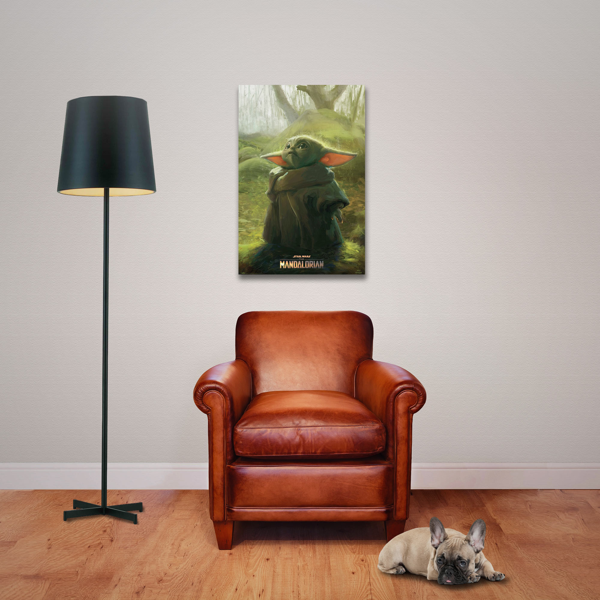 Ein Poster von Baby Yoda hängt an der Wand neben einer Lampe und einem braunen Ledersessel. Ein Hund liegt am Boden.