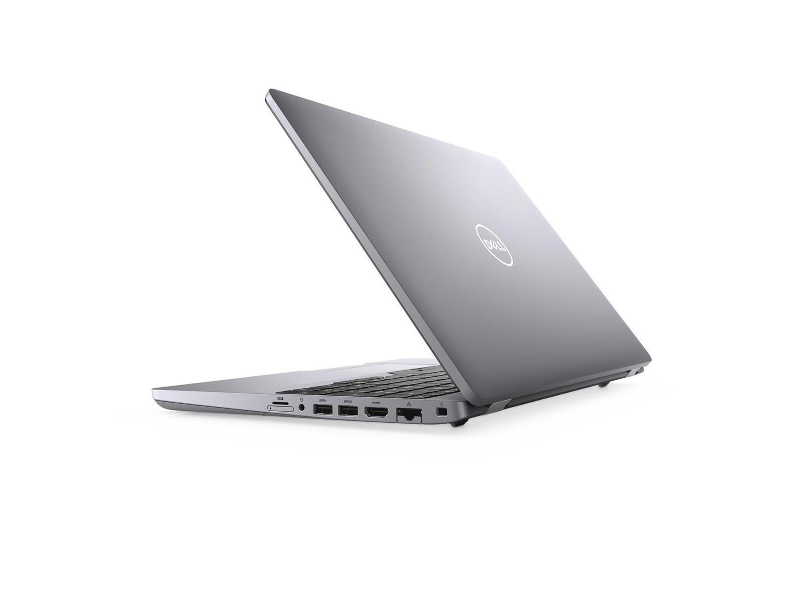 Ein Laptop ist geöffnet und abgewinkelt, vor weißem Hintergrund, und zeigt Anschlüsse und ein Dell-Logo an der Seite.