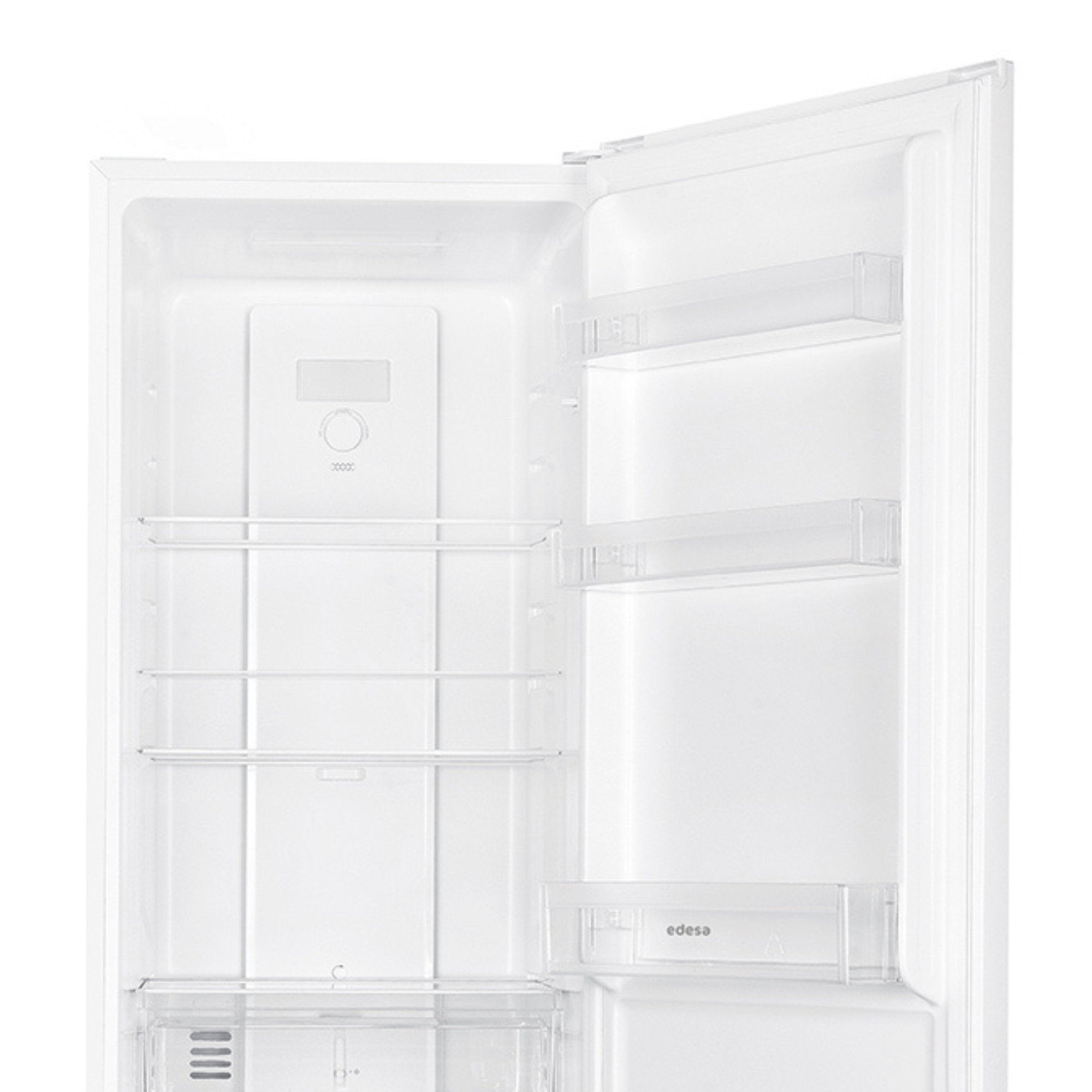 El interior de un frigorífico blanco con estantes, compartimentos y luz. La puerta está abierta.