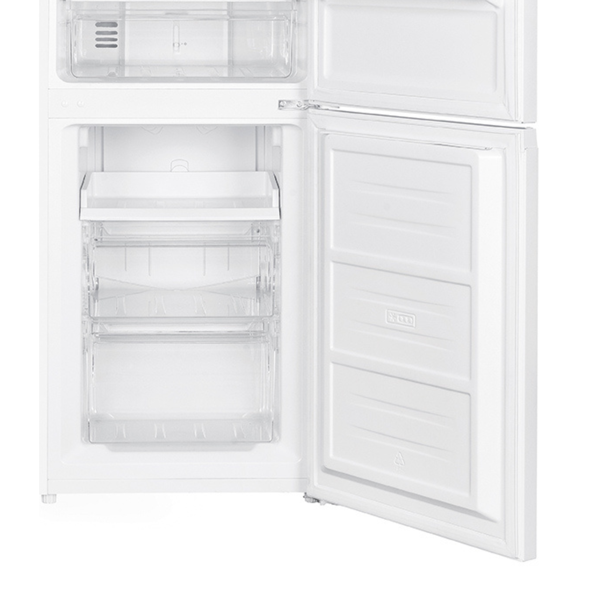 Un refrigerador blanco con la puerta abierta. En el interior, hay estantes y cajones. La puerta del congelador también está abierta.