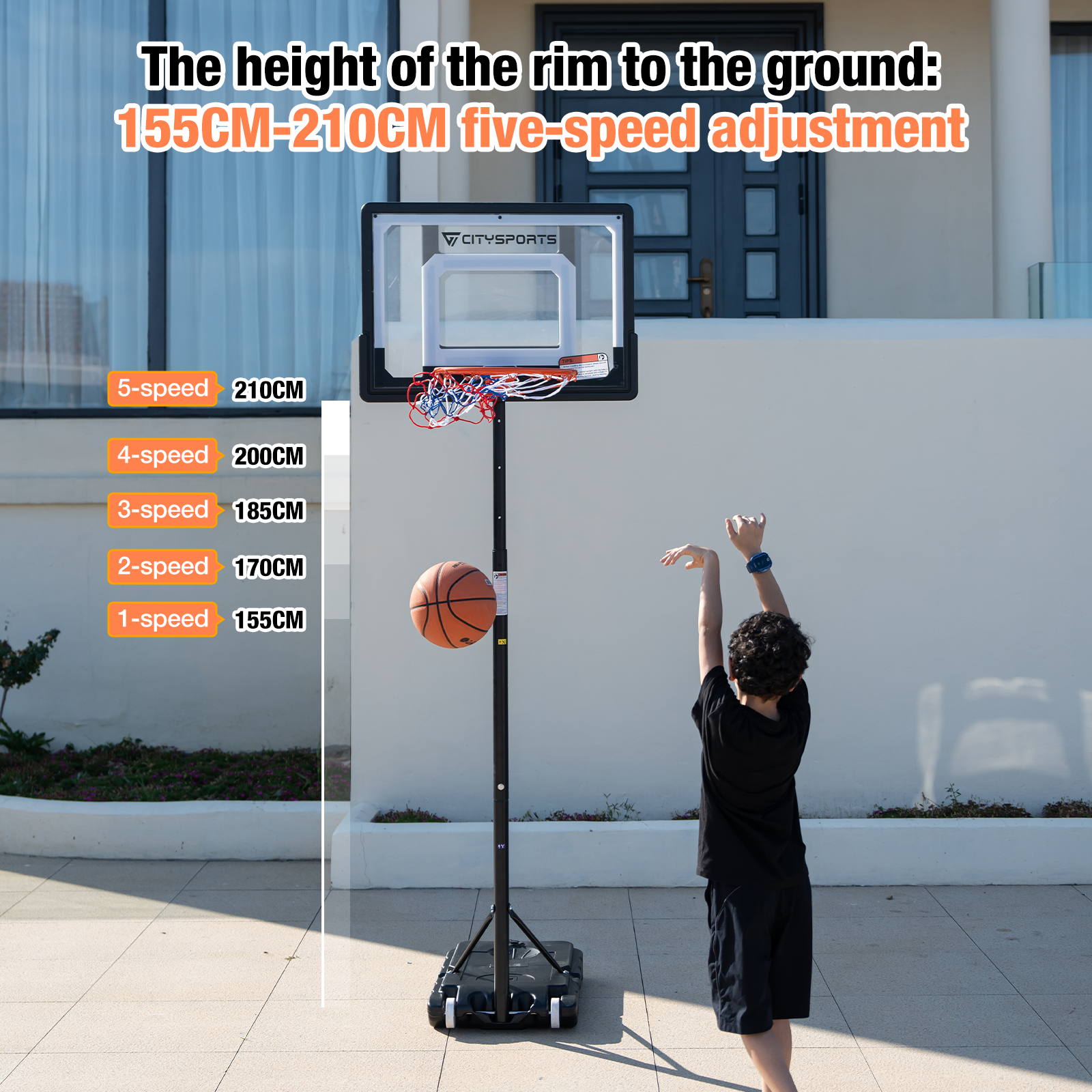 Un garçon tire un ballon de basket dans un filet. La hauteur du panier peut être ajustée de 155 cm à 210 cm.