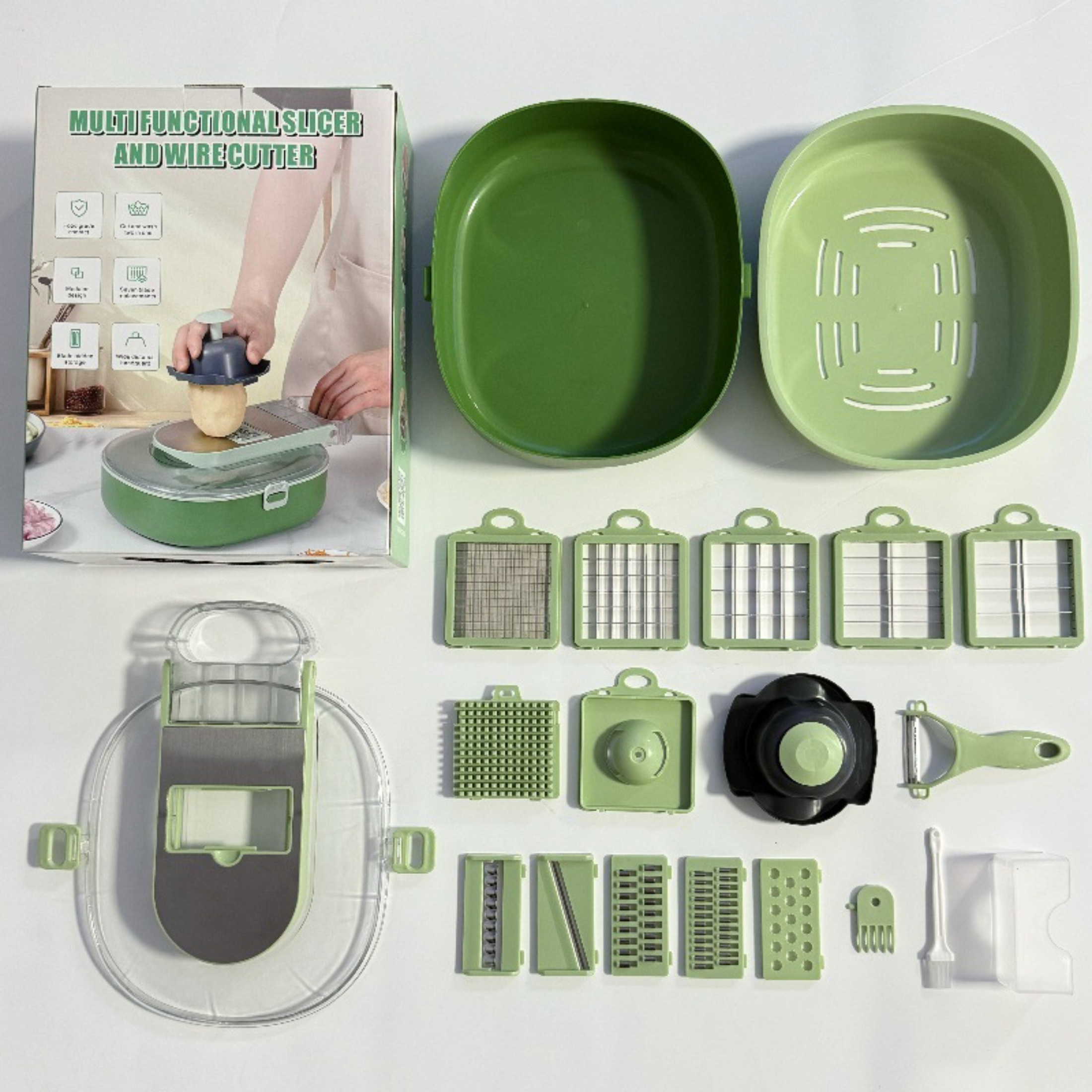 Ein Set aus grünen Küchenwerkzeugen und Zubehör, einschließlich Schneider und Behälter.