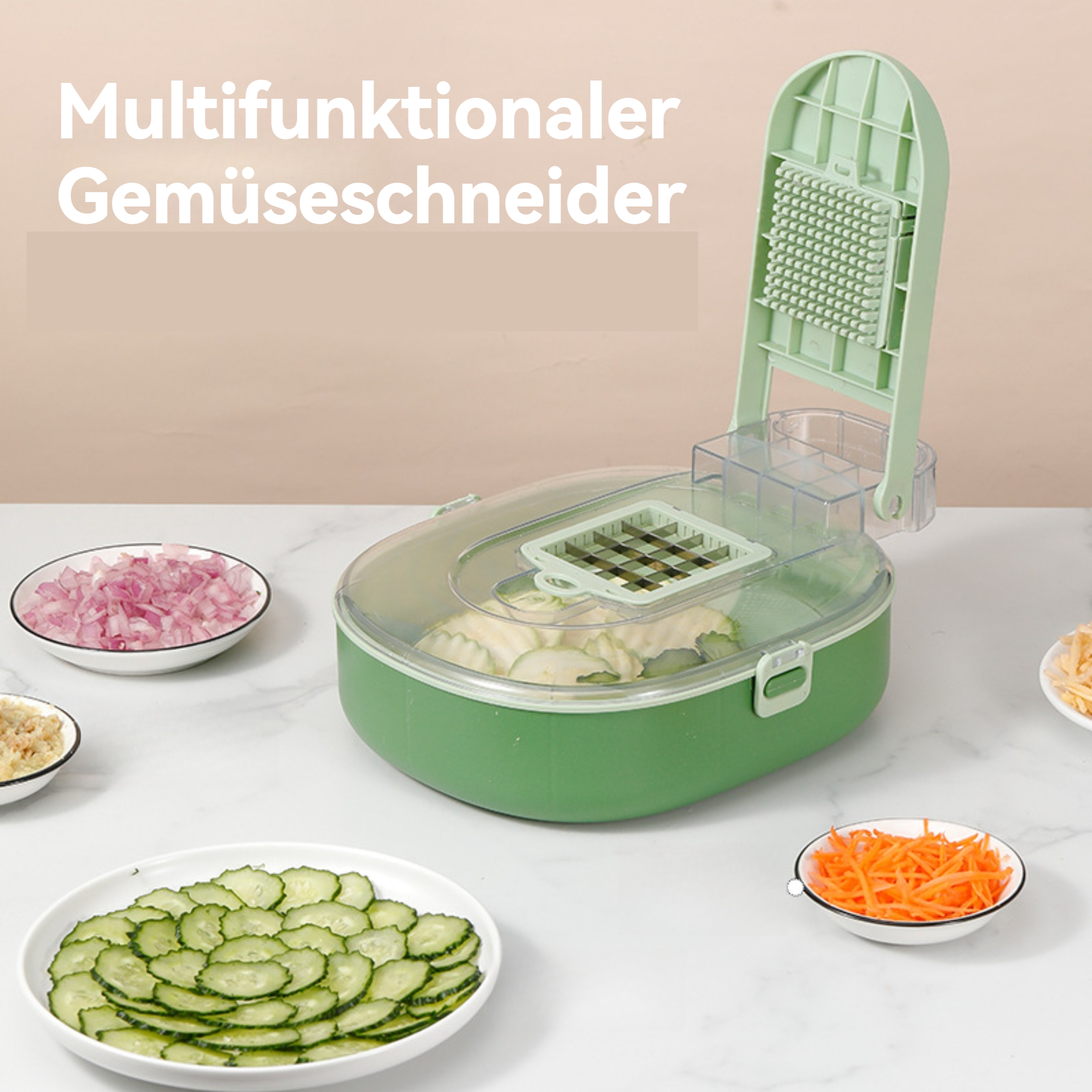 Ein grüner Gemüseschneider mit gehacktem Gemüse in Schalen, darunter Gurken, Karotten und Zwiebeln.