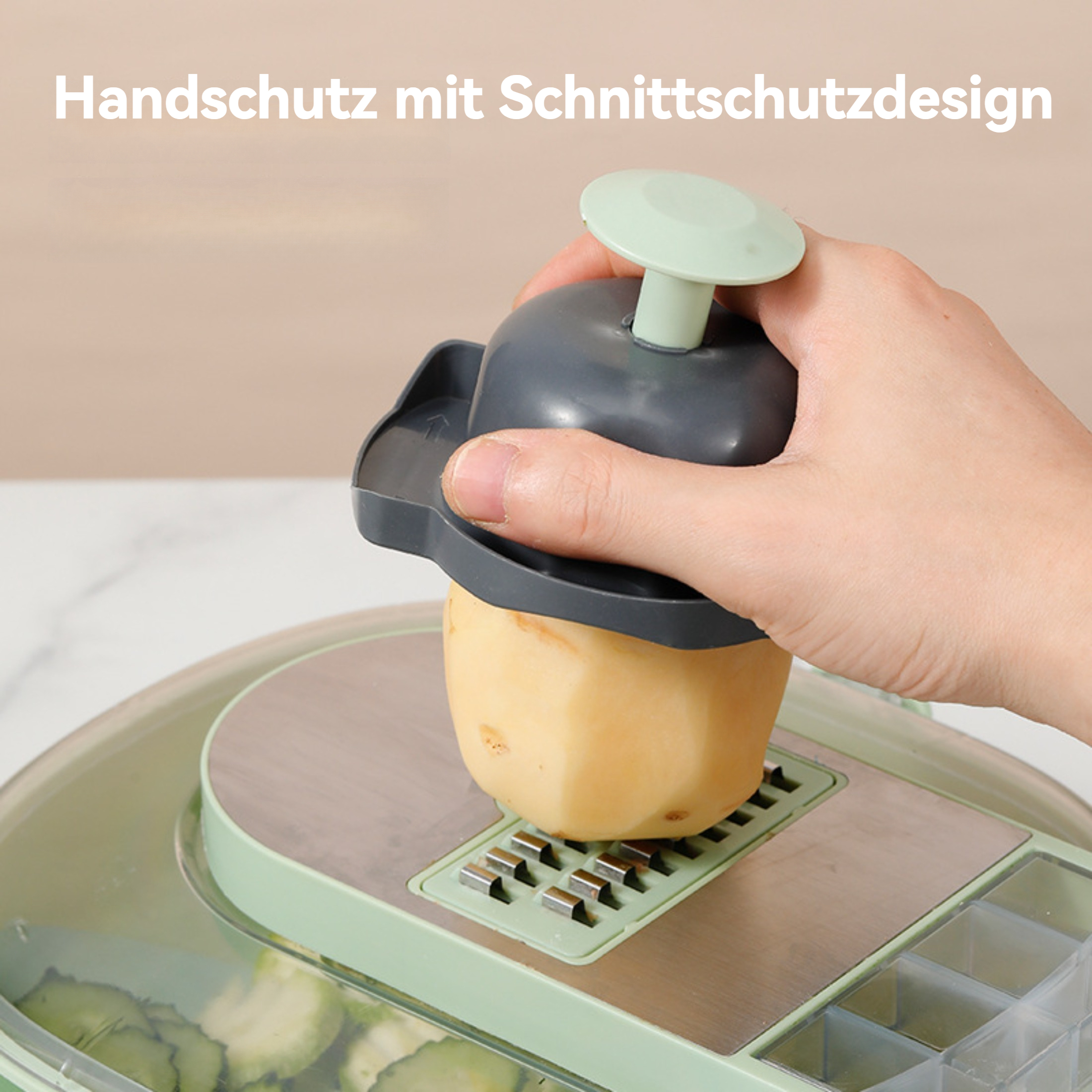 Eine Hand, die eine Kartoffel mit einem grünen Gemüseschneider hält, zeigt den Schneidvorgang.