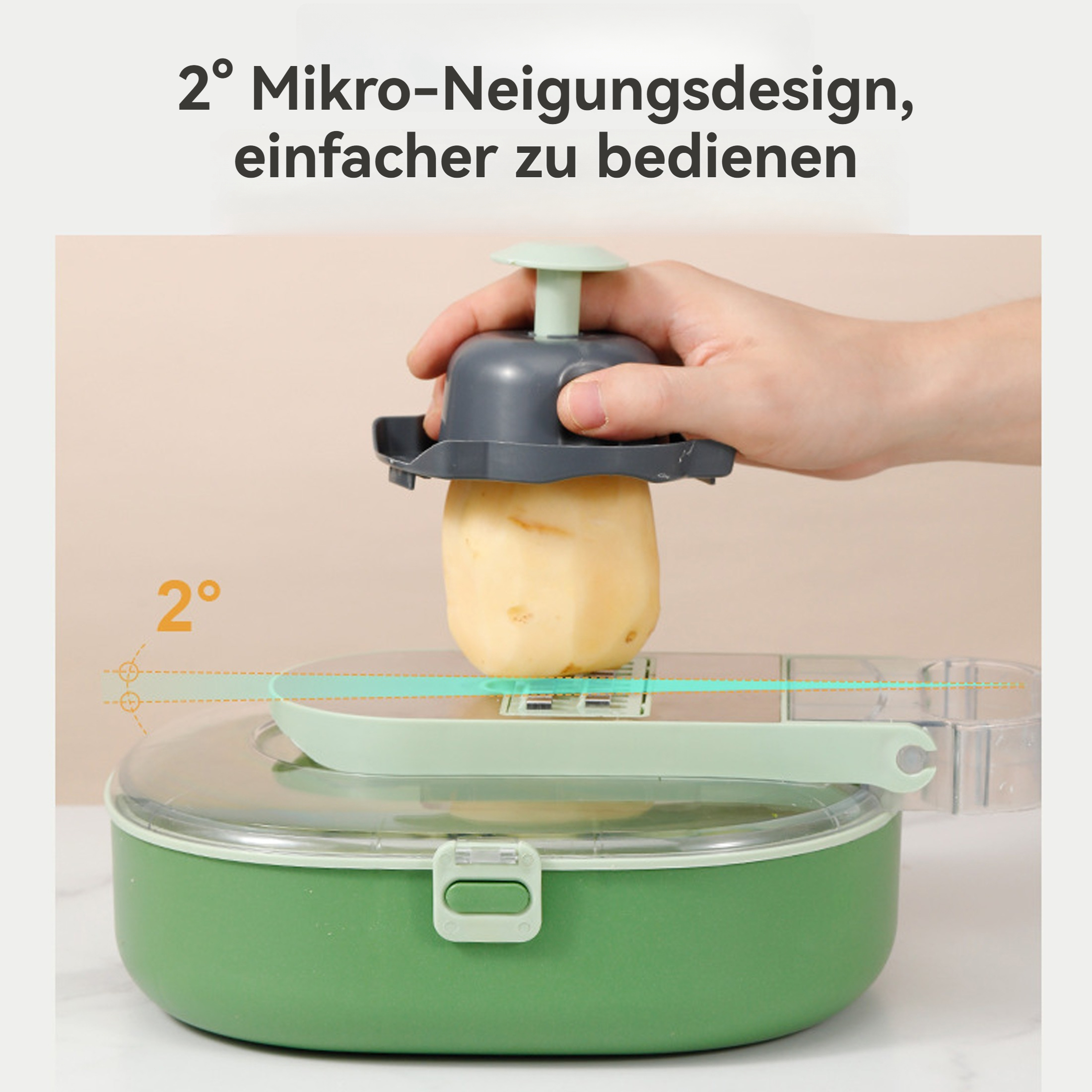 Eine Hand hält eine Kartoffel über einem grünen Schneider. Der Schneider sitzt über einem grünen Behälter.
