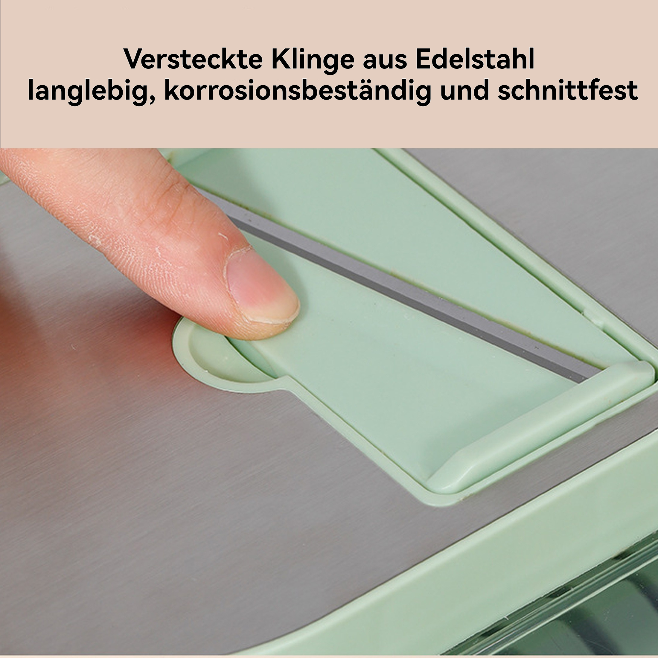 Eine Hand drückt auf einen hellgrünen Plastikschneider. Der Text lautet: Klinge, Edelstahl, langlebig, korrosionsbeständig.