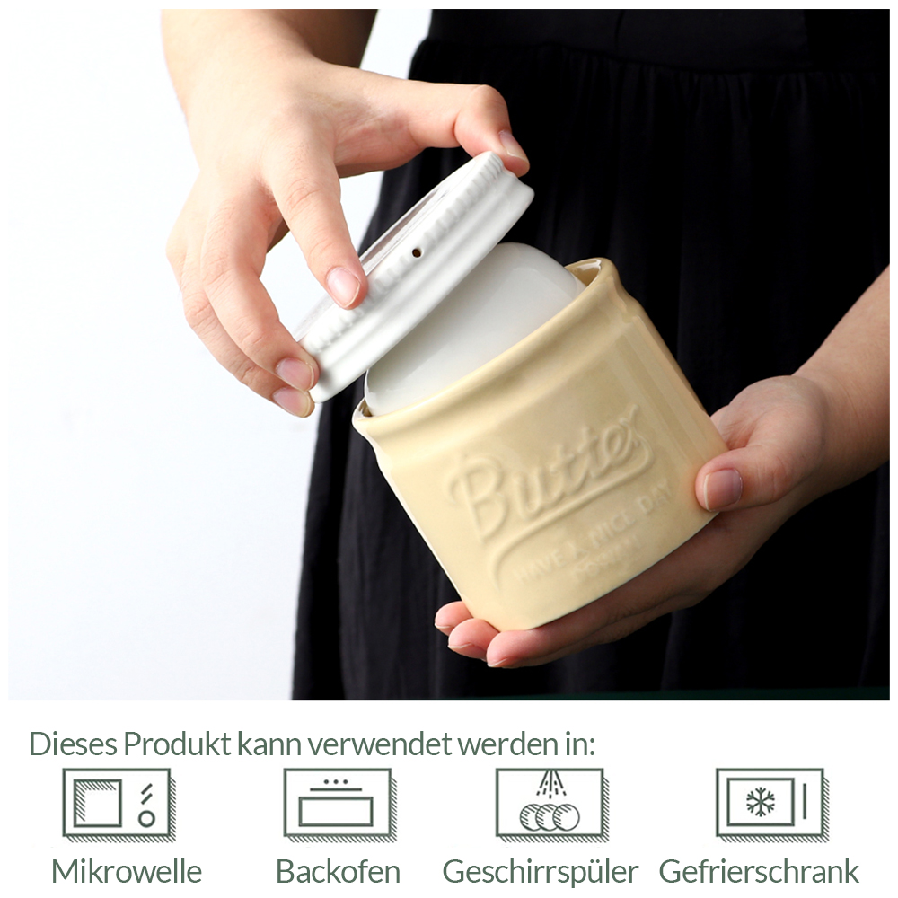 Hände einer Person, die einen weißen Deckel und eine hellgelbe Butterdose halten. Auf der Dose steht 'Butter'.
