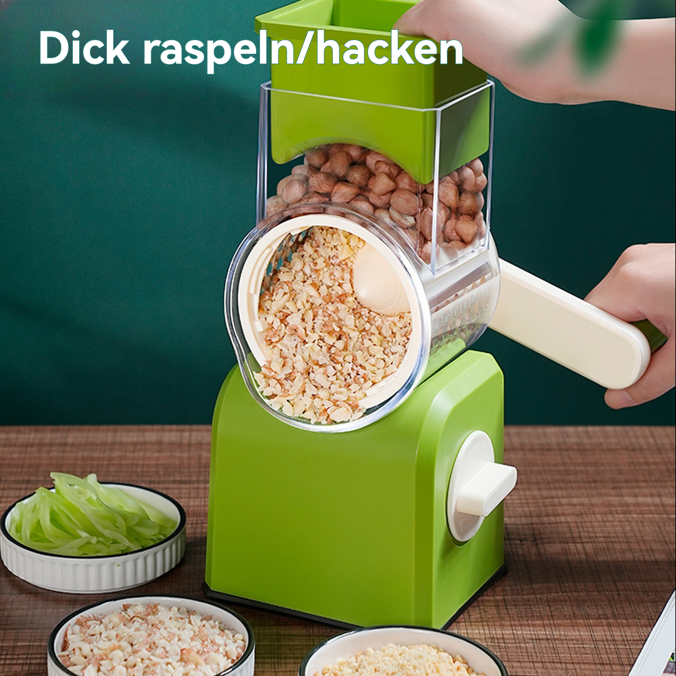 Ein grüner Gemüseschneider mit Erdnüssen. Schalen mit geschnittenem Gemüse im Hintergrund.
