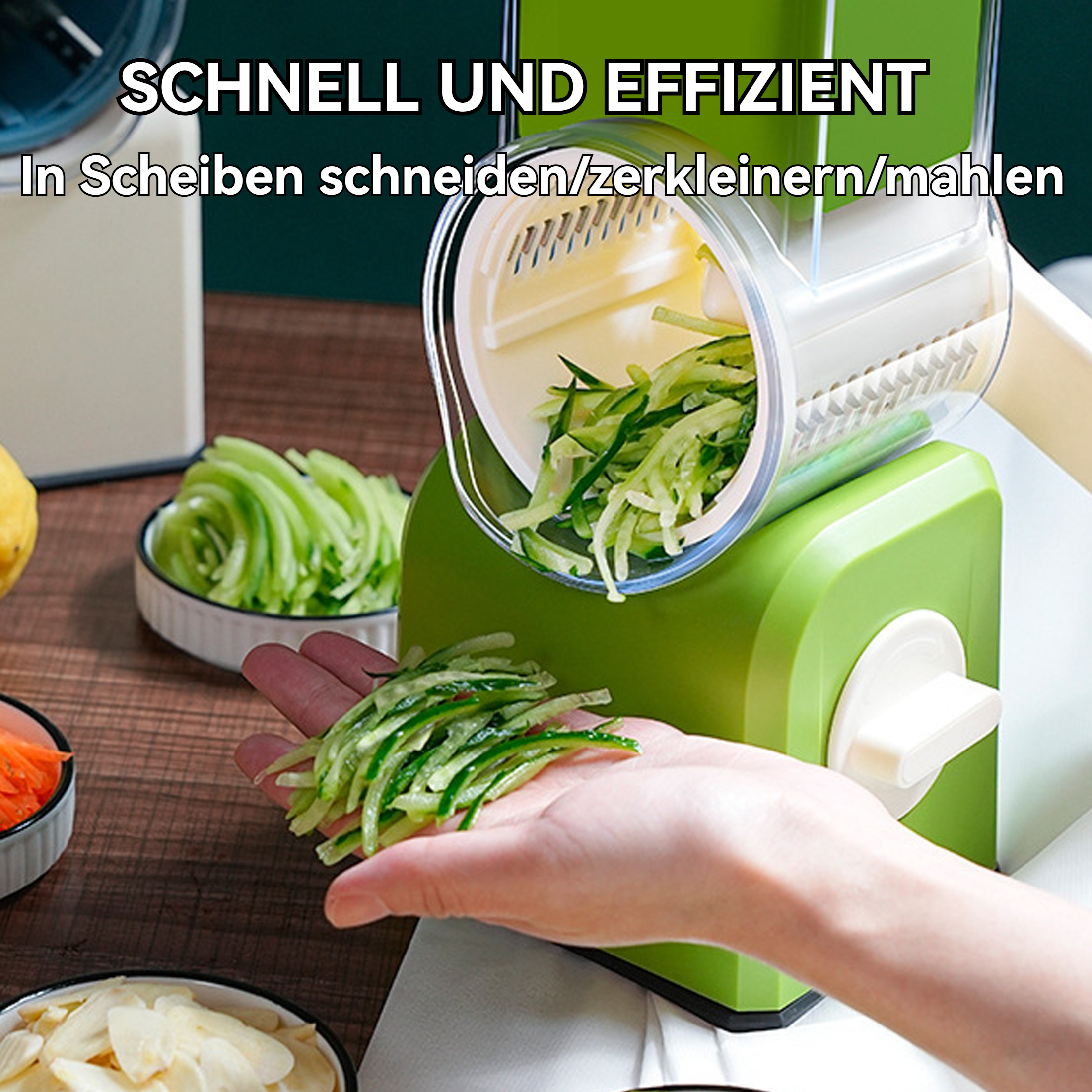 Ein grüner Gemüseschneider, eine Hand hält Gurkenscheiben. Schüsseln mit Gemüse sind im Hintergrund.