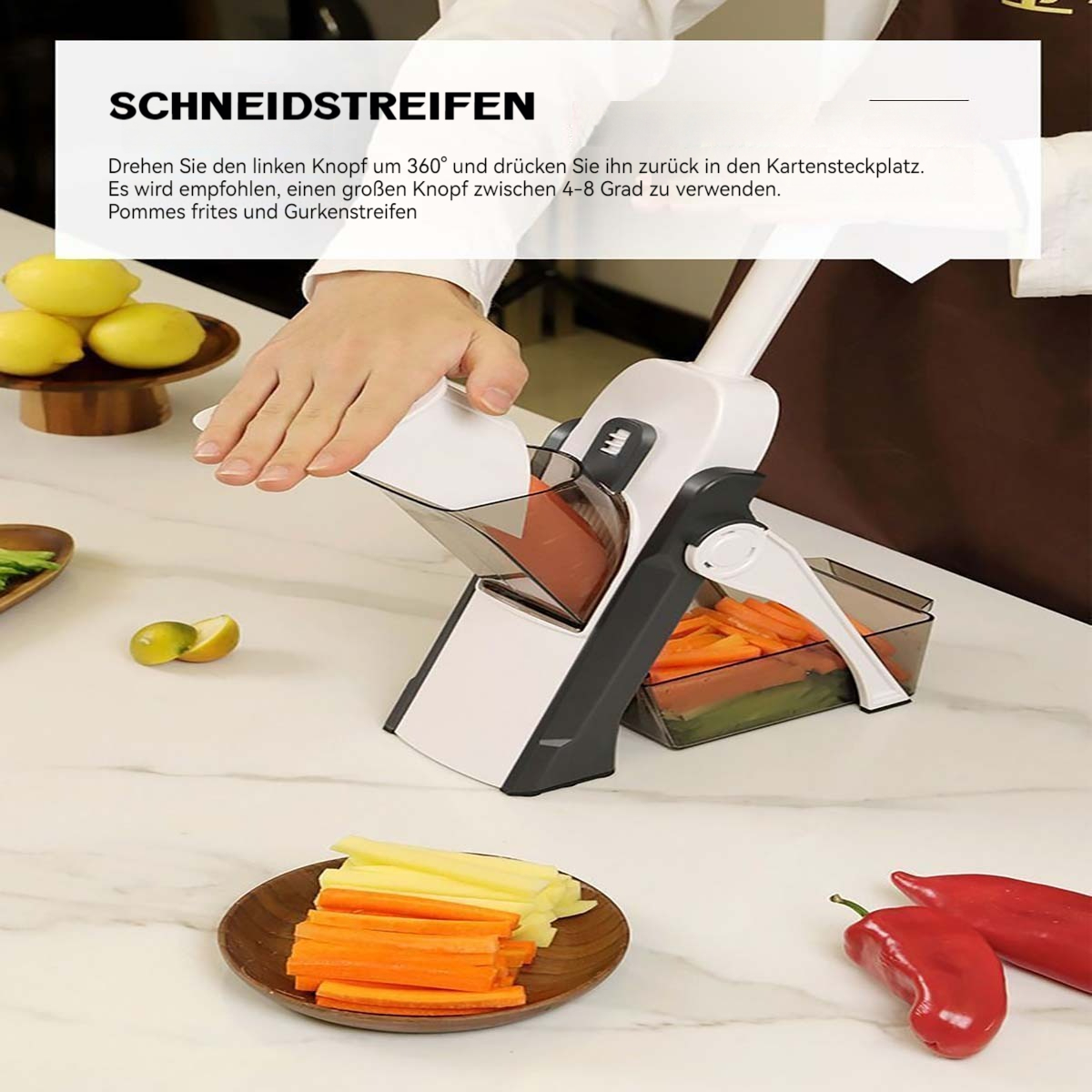 Eine Person benutzt einen weißen und grauen Gemüseschneider. Geschnittenes Gemüse auf einem Teller. Zitronen.