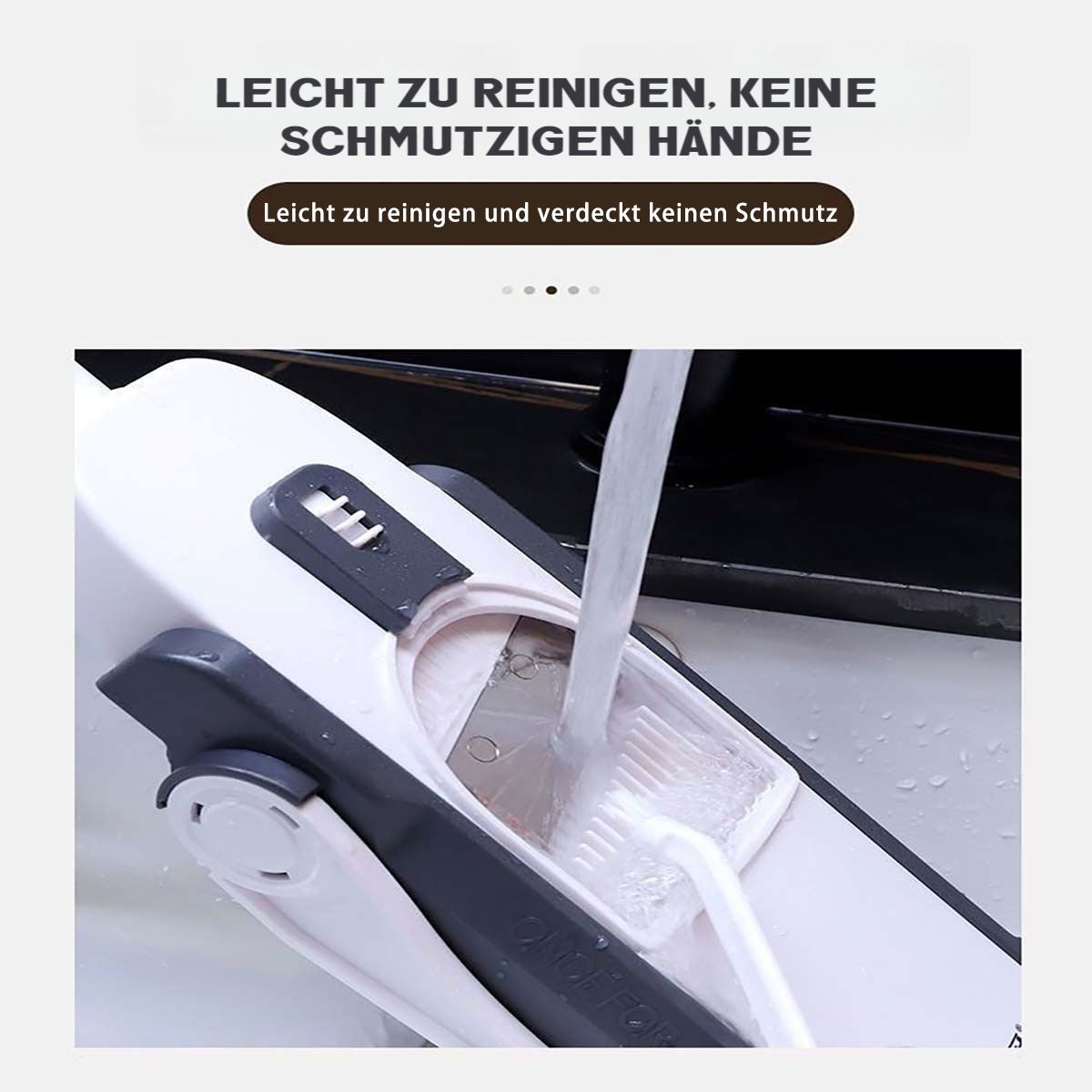 Wasser wird auf einen Gemüseschneider gegossen, um ihn zu reinigen. Der Text 'Leicht zu reinigen, keine schmutzigen Hände' steht darüber.