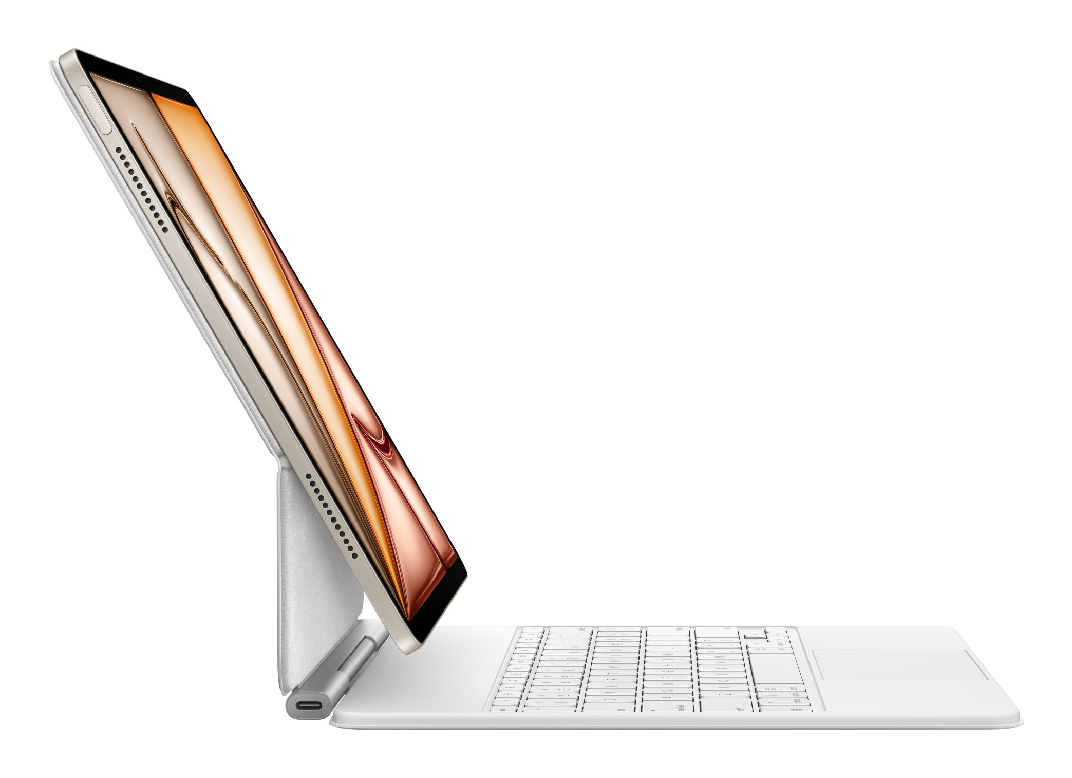 Un iPad Pro con tastiera collegata, angolato verso l'alto, su una superficie bianca.