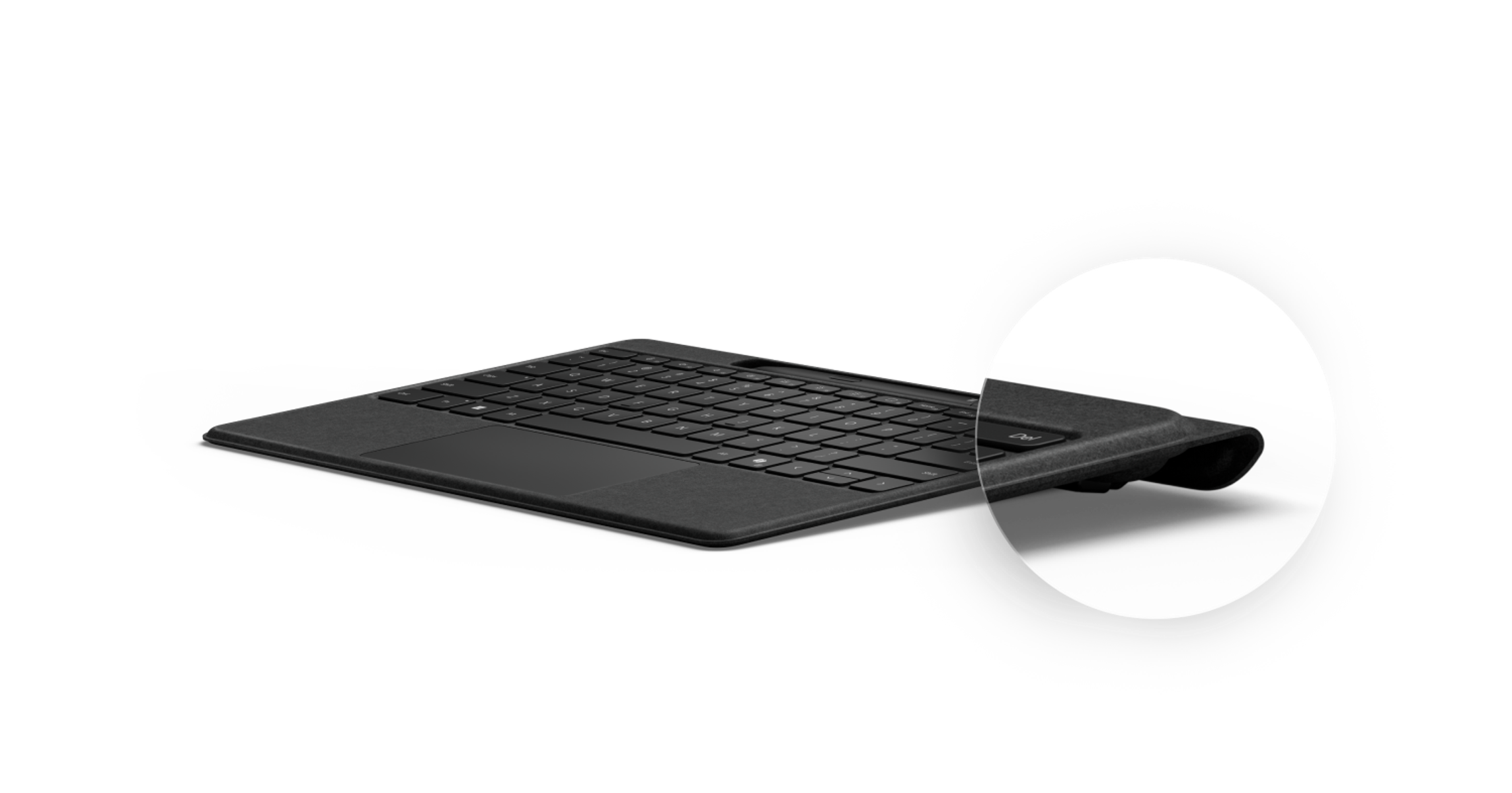 Czarna klawiatura i touchpad, widok z boku, na czarnym tle.