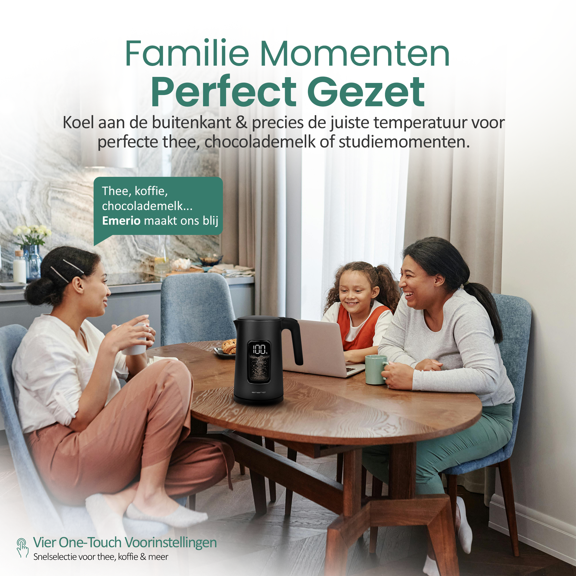 Drie mensen zitten aan een tafel. Een waterkoker staat op tafel. Een laptop is open.