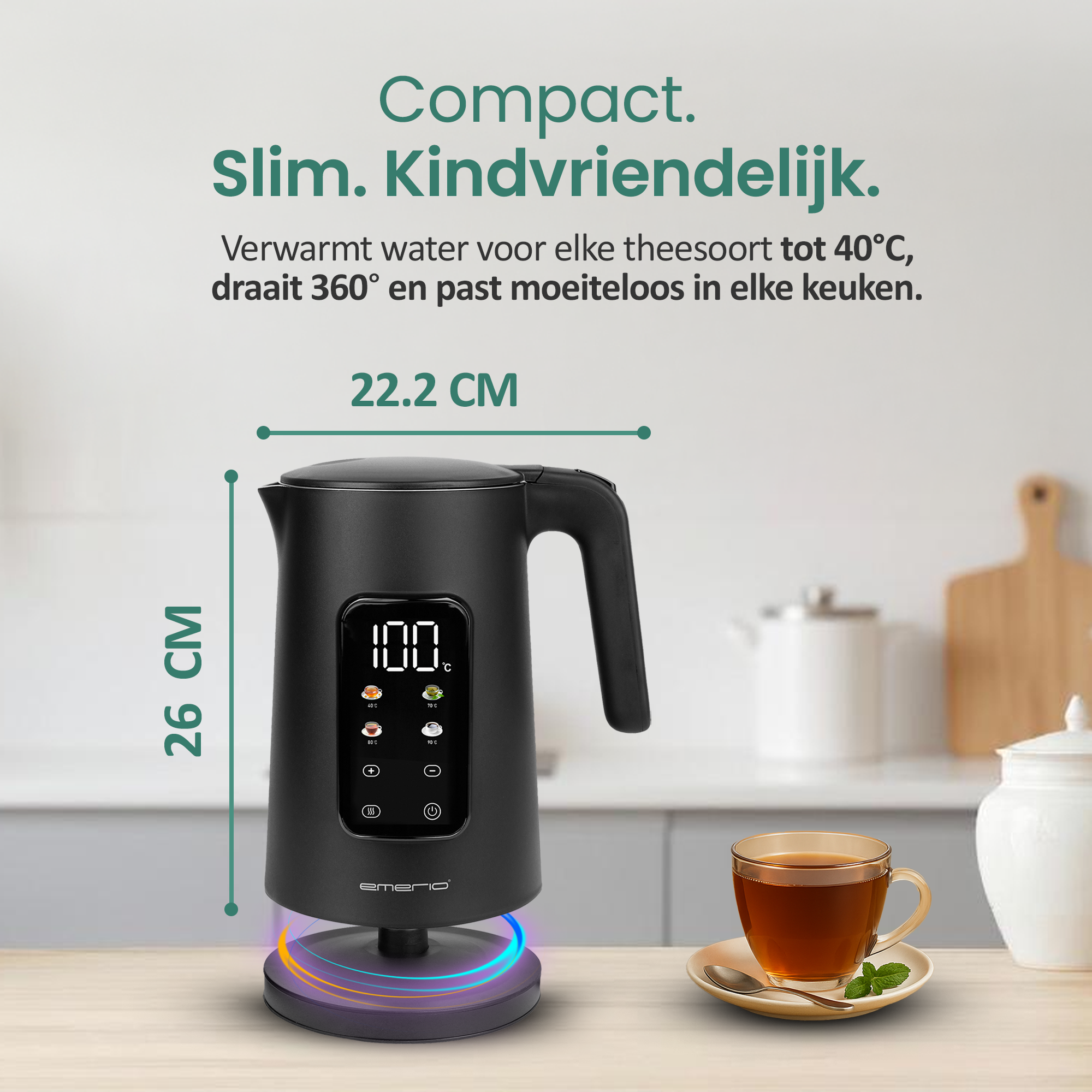 Een zwarte waterkoker met een digitaal display en een houten handvat. Afmetingen en een kopje thee zijn zichtbaar.