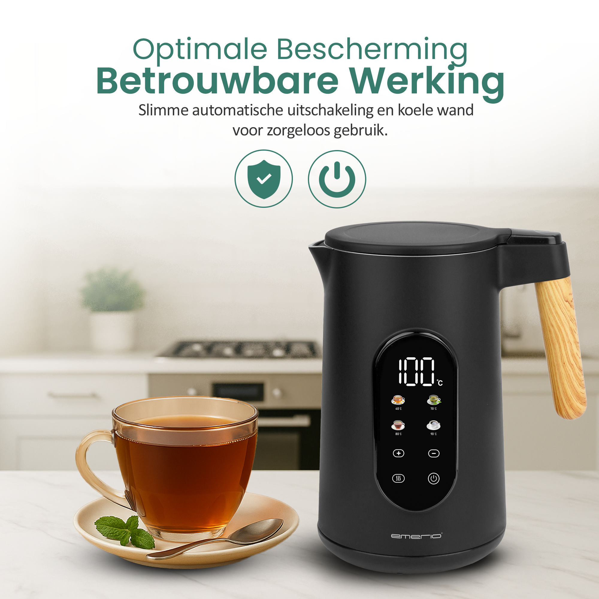 Une bouilloire noire avec un écran numérique et une poignée en bois. Une tasse de thé et une soucoupe.
