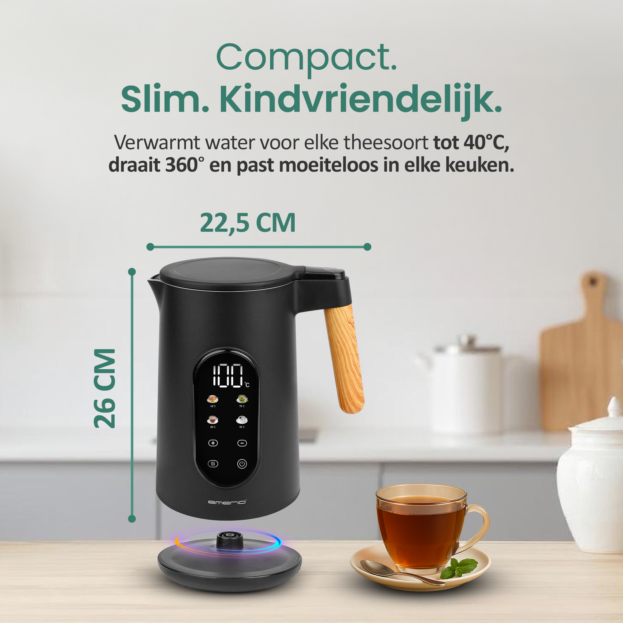 Une bouilloire électrique noire avec une poignée en bois et une tasse de thé.