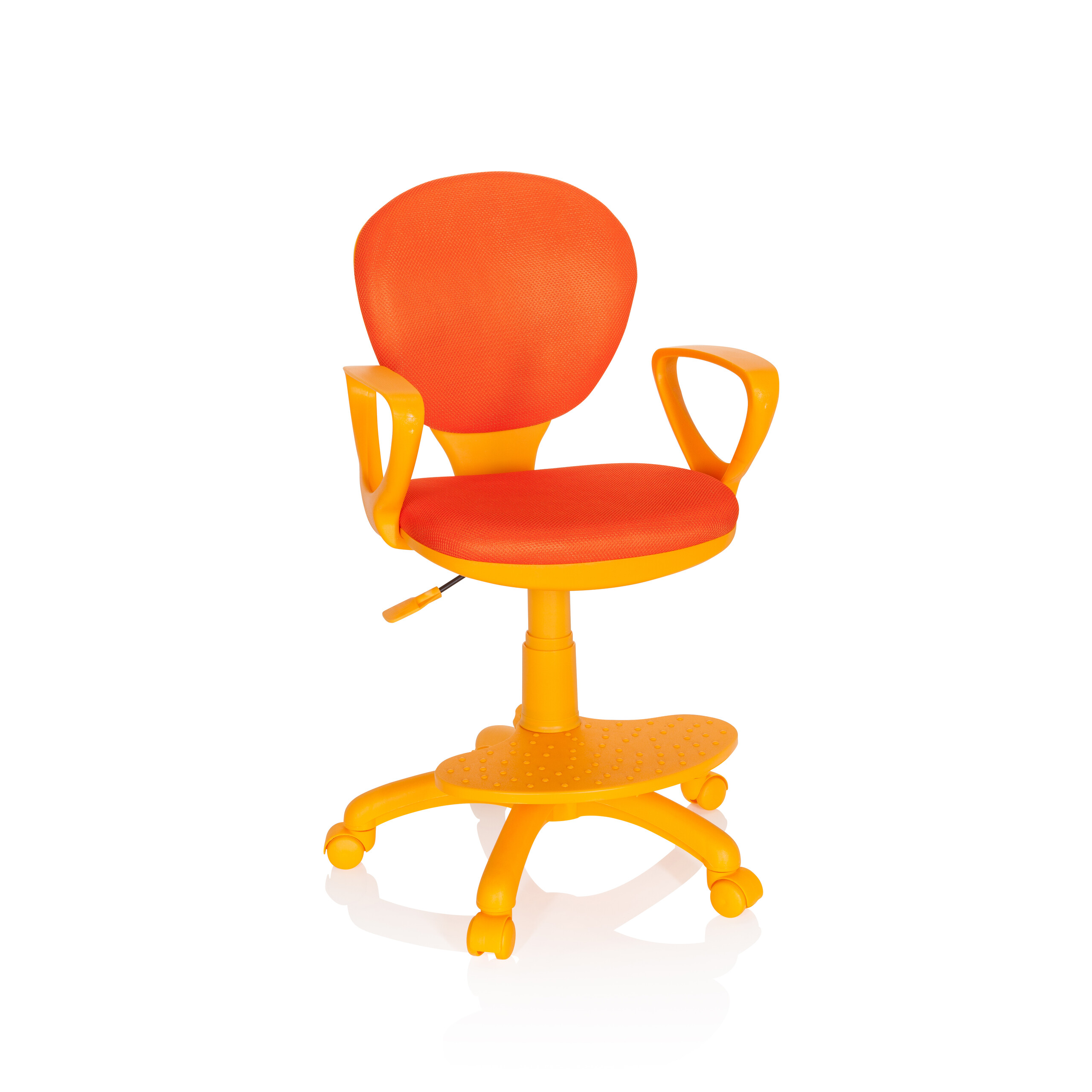 Ein orangefarbener Kinderstuhl mit Fußstütze, auf weißem Hintergrund.