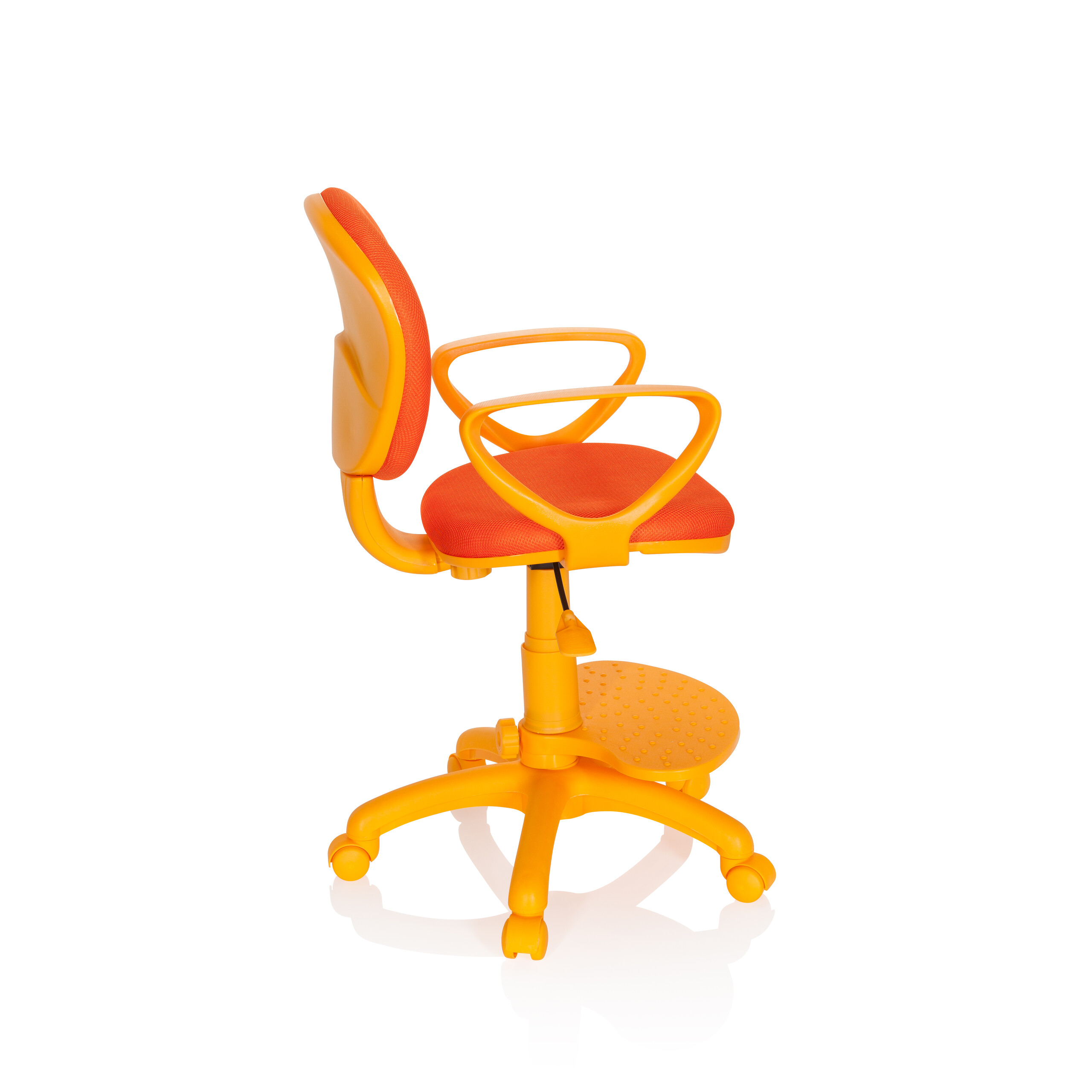 Ein orangefarbener Bürostuhl, Seitenansicht, mit Sitz und verstellbarer Fußstütze.