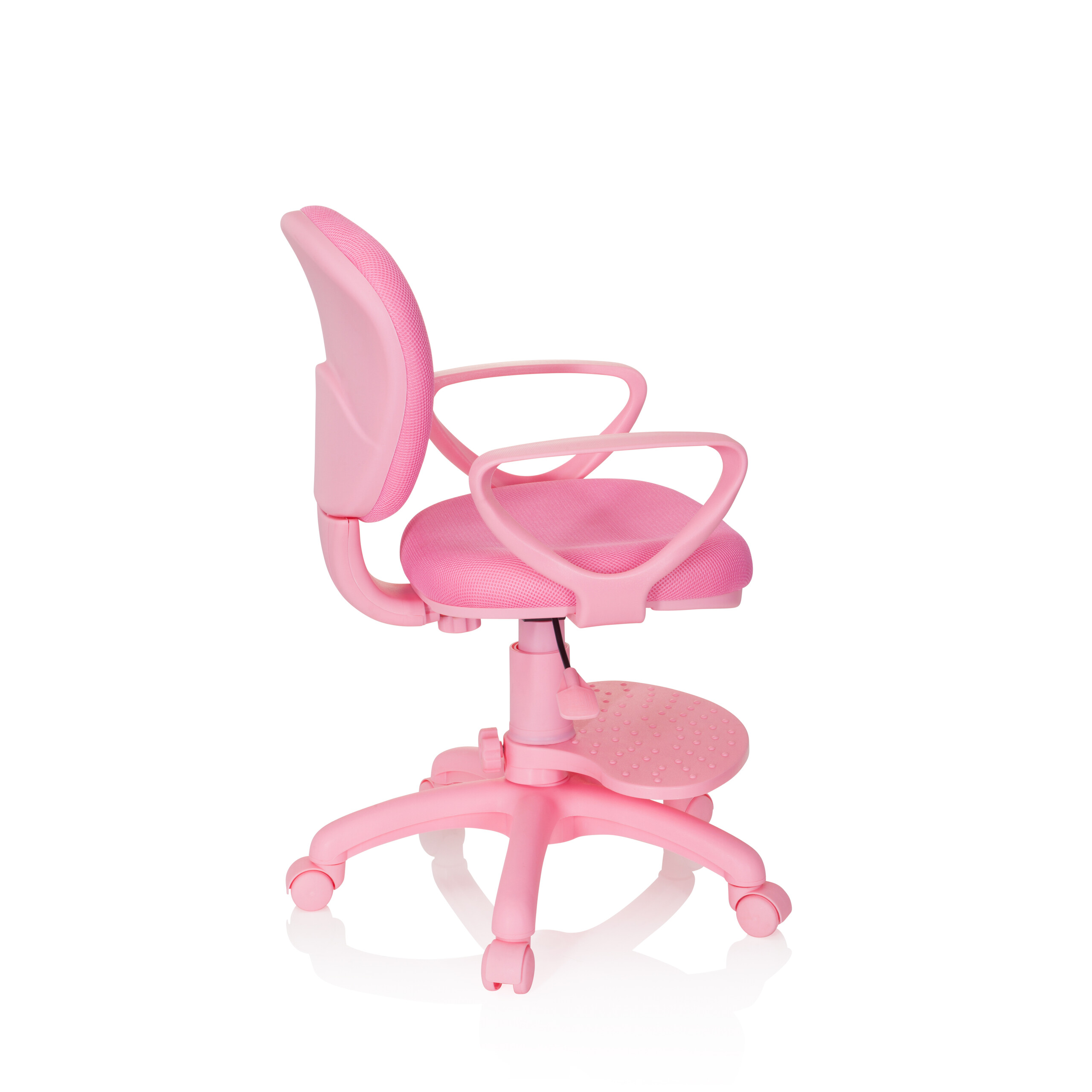 Ein rosa Kinderbürostuhl mit Armlehnen und Fußstütze, auf weißem Hintergrund.