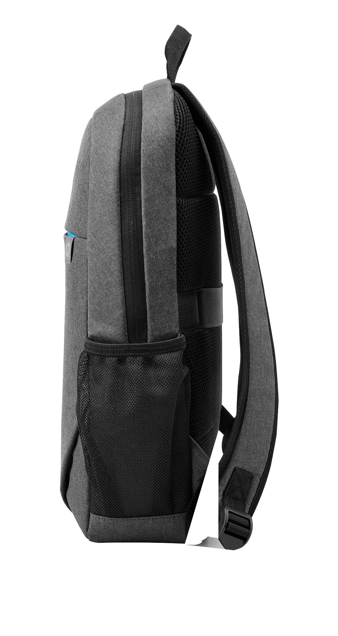 Grauer Rucksack mit Seitentasche und schwarzem Netzrücken, vor weißem Hintergrund.
