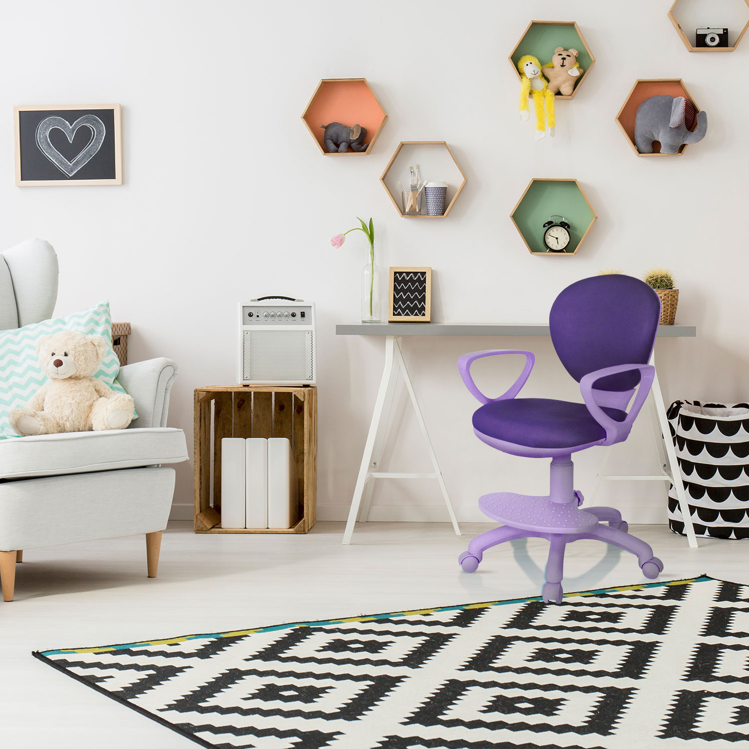 Ein Zimmer mit einem lila Stuhl, einem Schreibtisch mit Lampe und Regalen mit Dekorationen. Auf dem Boden liegt ein schwarz-weißer Teppich.