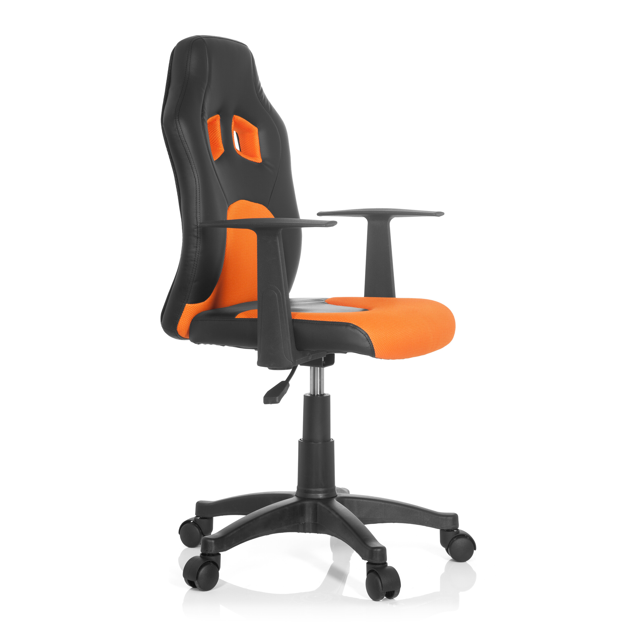 Schwarz-oranger Gaming-Stuhl mit schwarzen Armlehnen und einem Fünf-Rollen-Fußkreuz, isoliert auf weißem Hintergrund.