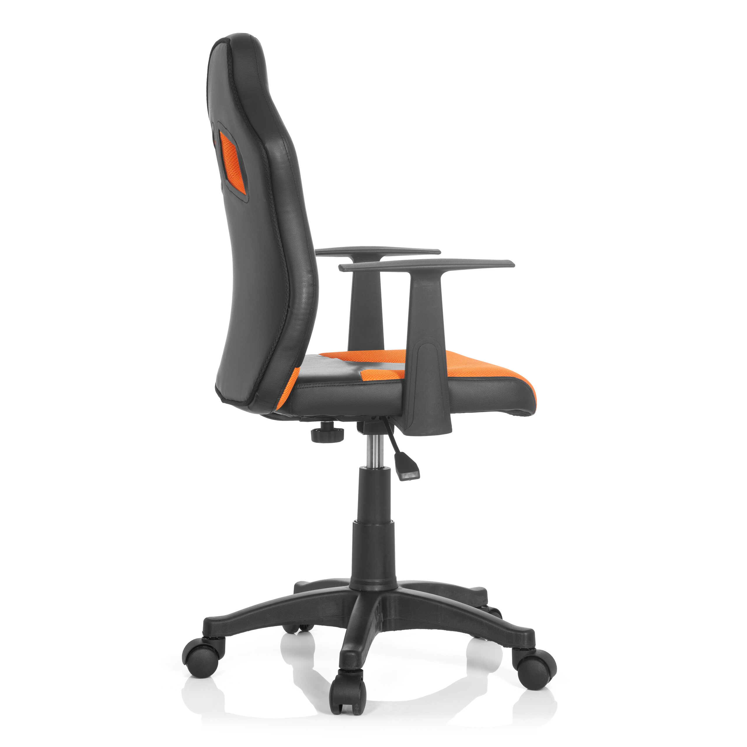 Seitenansicht eines schwarz-orangen Gaming-Stuhls mit Armlehnen und einem Fünf-Rollen-Fußkreuz auf weißem Hintergrund.