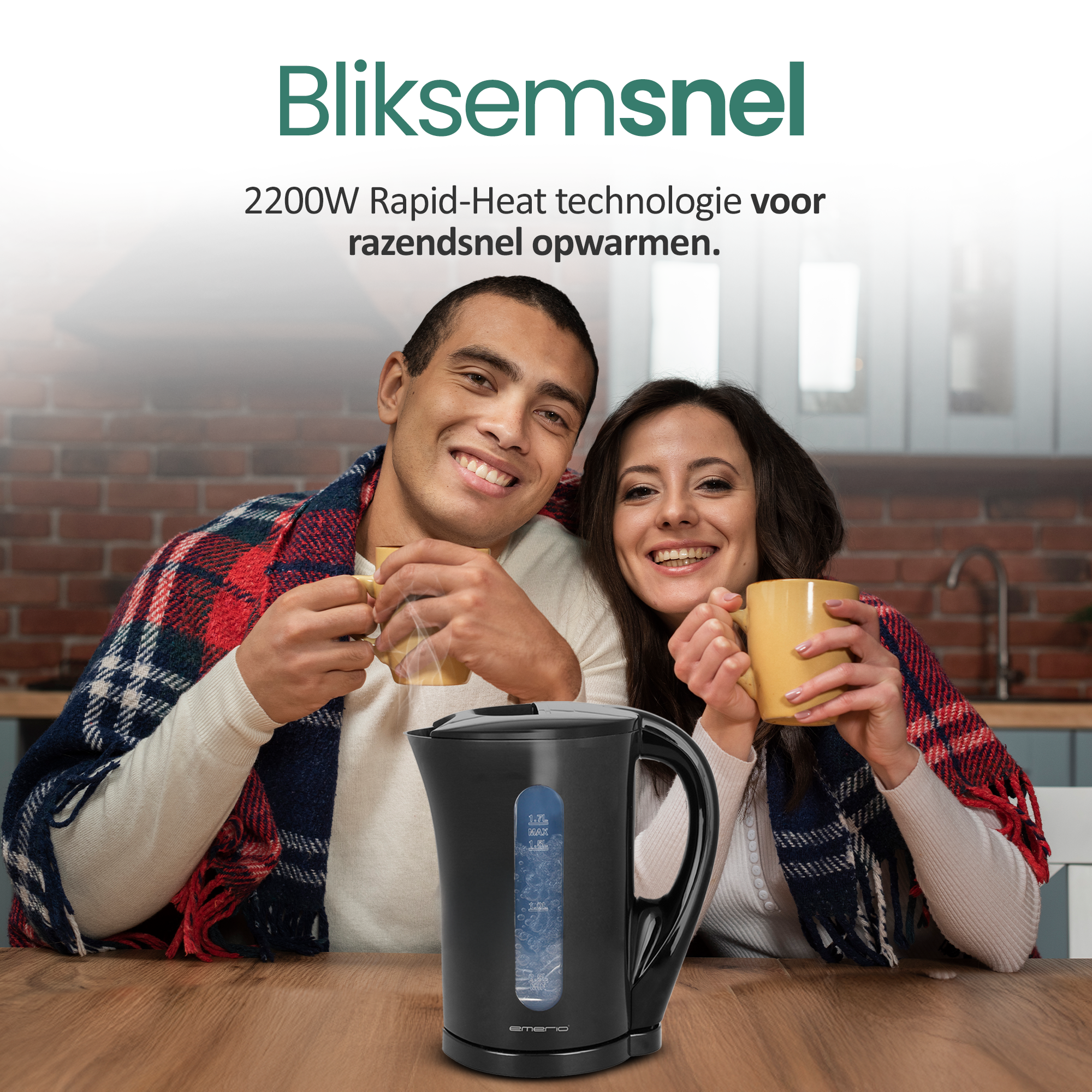 Koppel lachend en bekers vasthoudend, met een zwarte waterkoker.