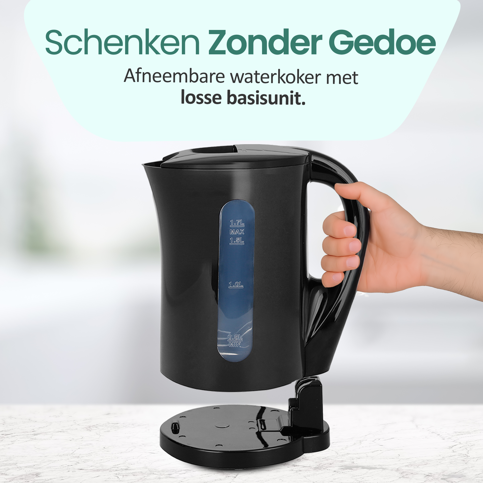 Persoon die een zwarte waterkoker met een zwarte basis vasthoudt.