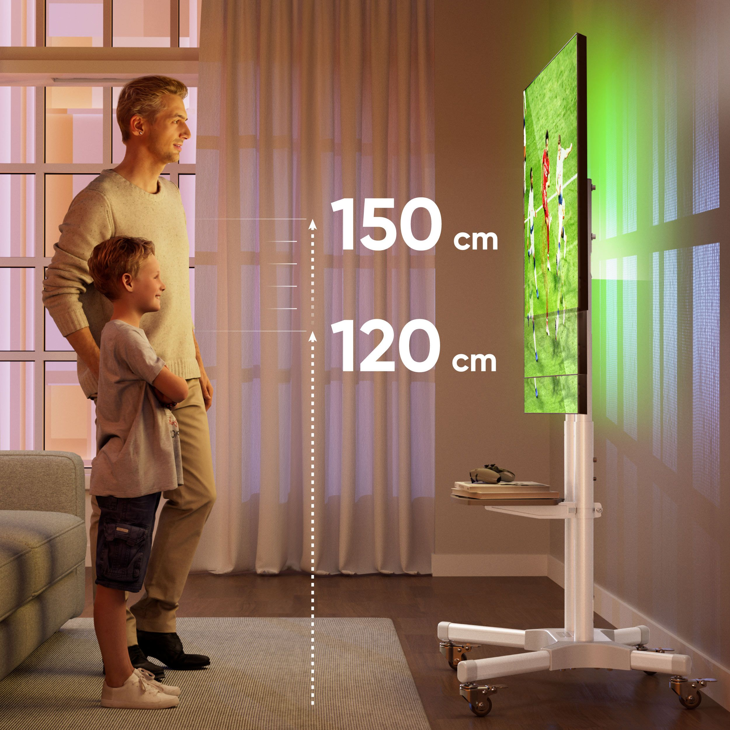 Mężczyzna i dziecko patrzą na telewizor na stojaku. Telewizor pokazuje mecz piłki nożnej. Wymiary.