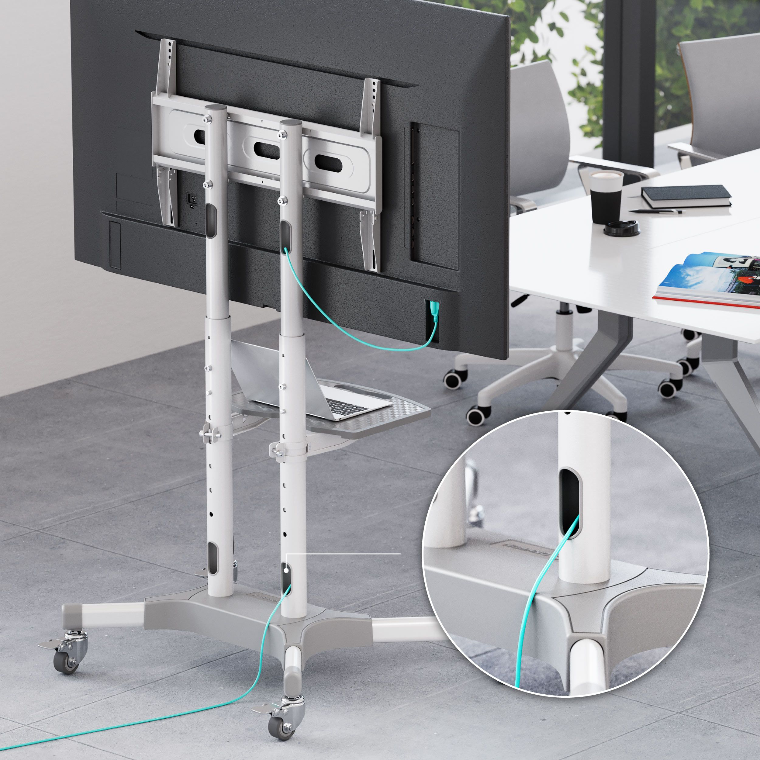 Tył telewizora na białym stojaku z kablami. Laptop na półce. Zbliżenie portu kablowego.